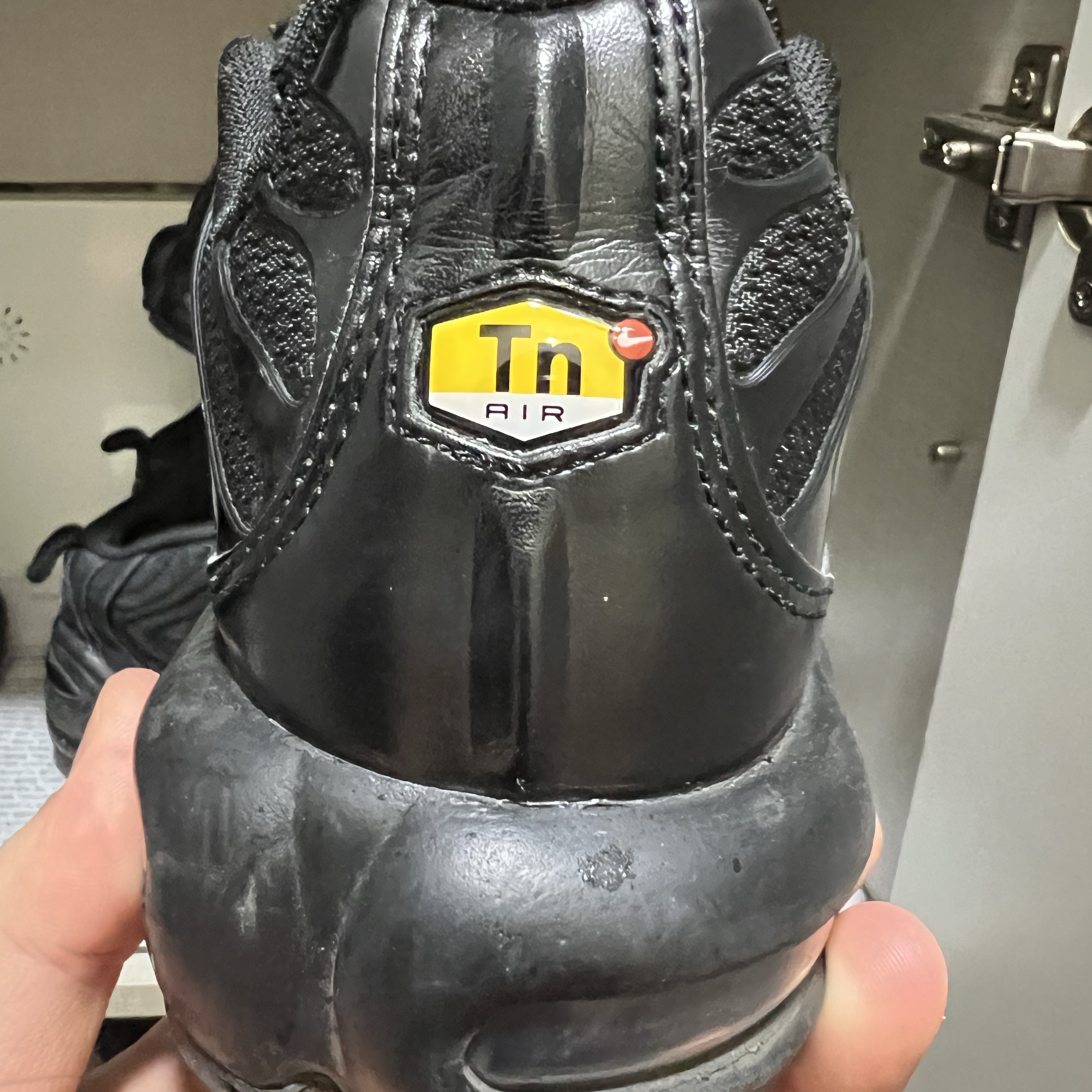 Nike Air Max Plus Triple Black 착용 스타일 - 2