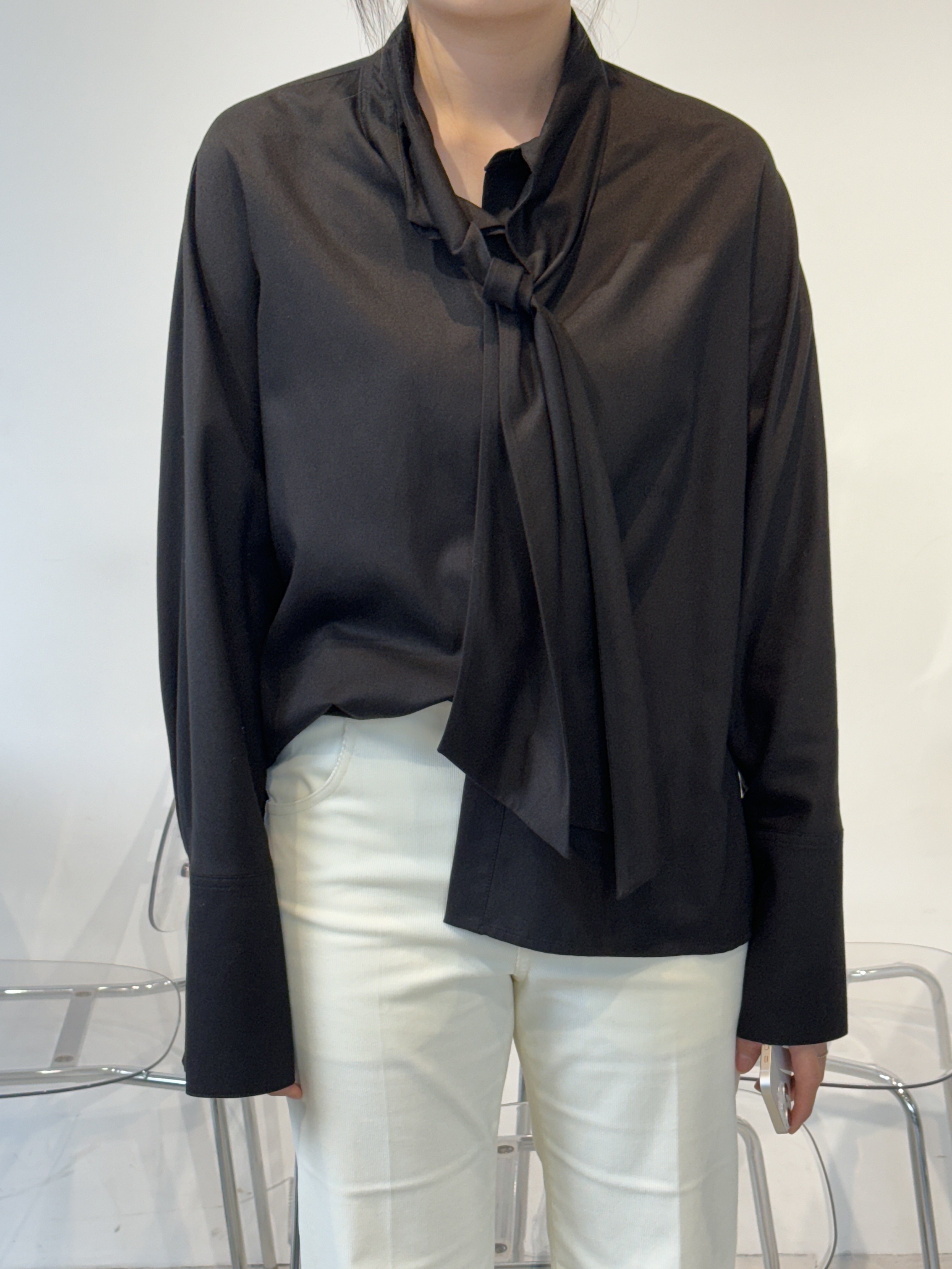 [KREAM 단독] L'H.A.S De Mid-Rised Straight Corduroy Pants - Ivory, L'H.A.S Oversized Soft Tie Shirts - Black 착용 스타일 - 4