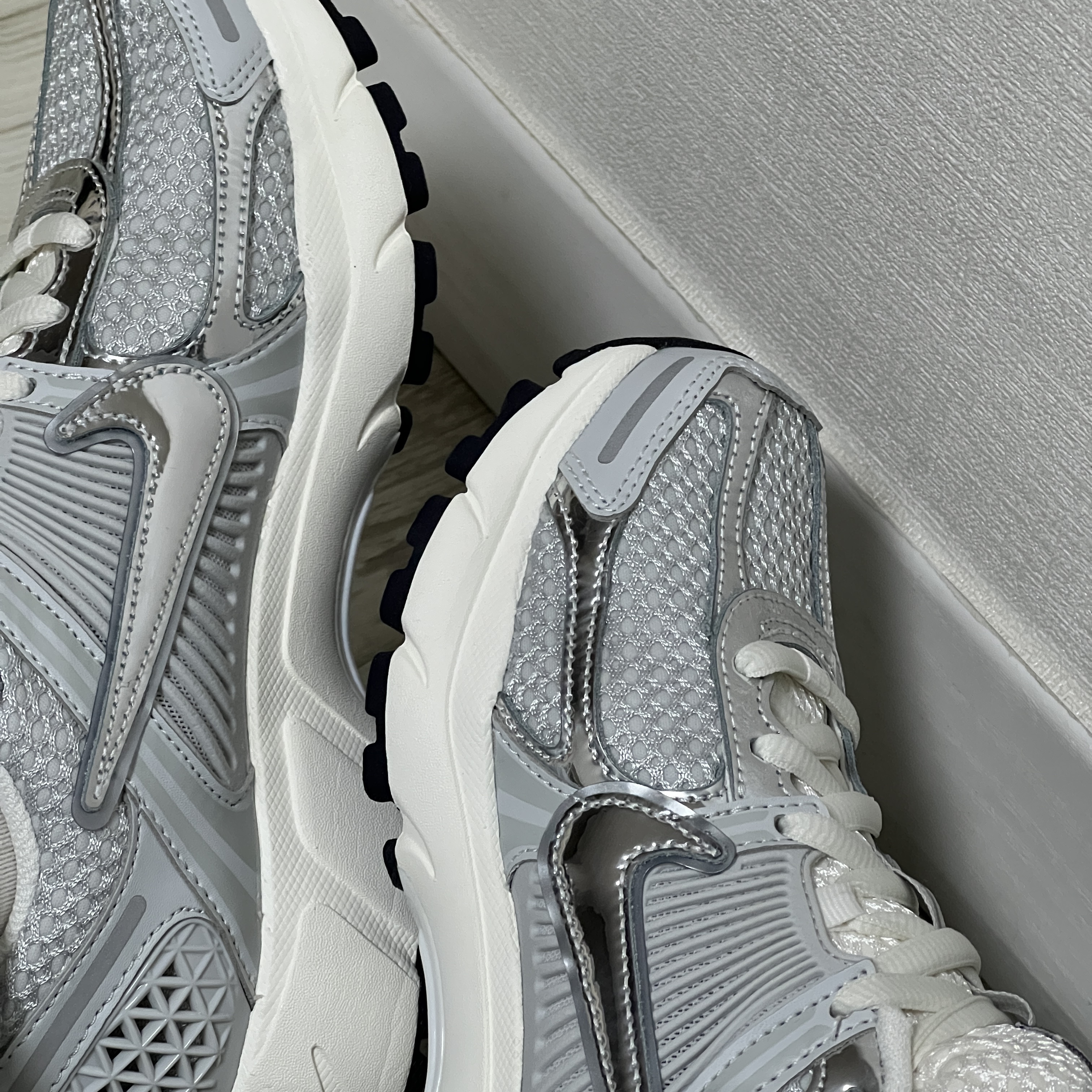 (W) Nike Zoom Vomero 5 Photon Dust and Metallic Silver 착용 스타일