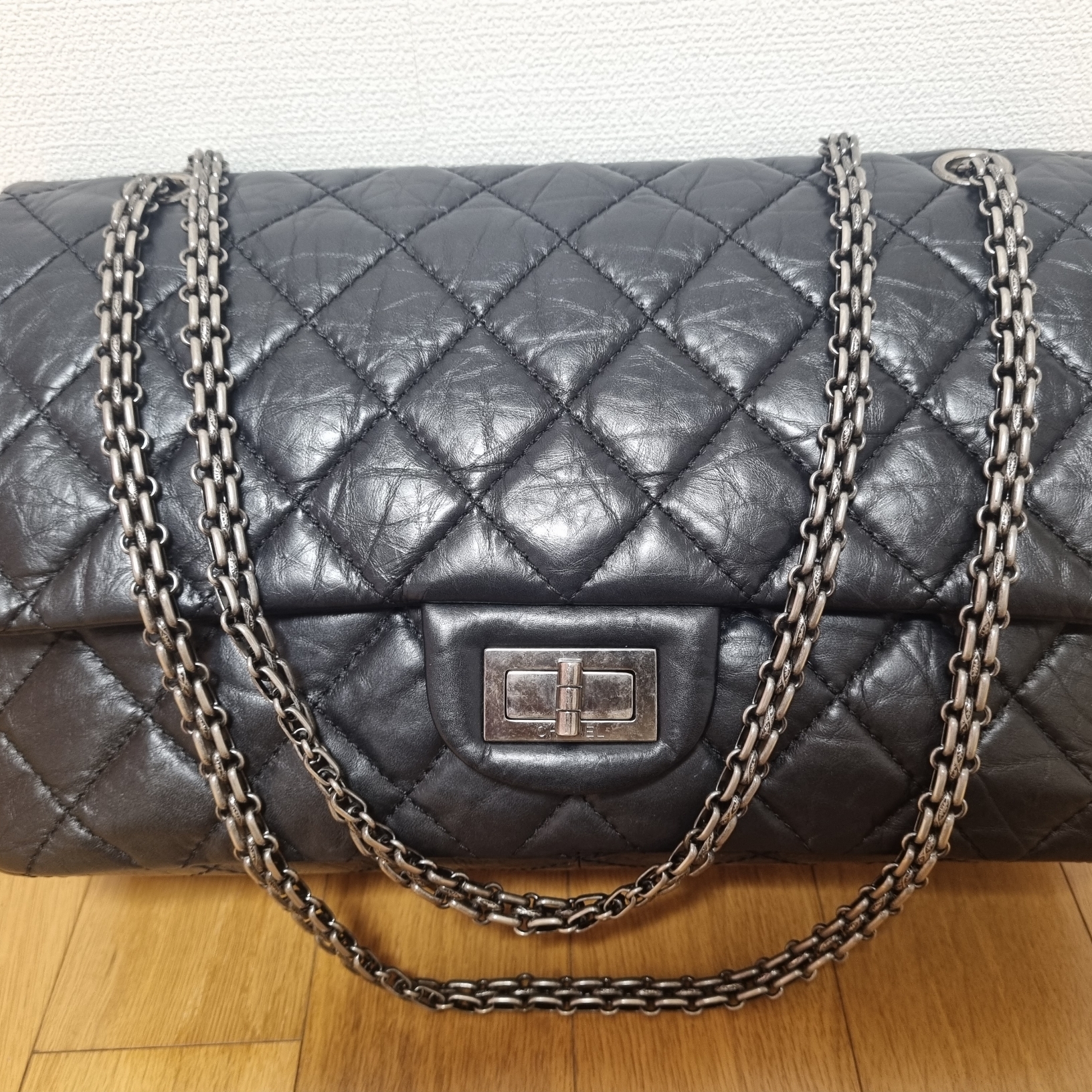 Chanel Large 2.55 Handbag Aged Calfskin & Ruthenium Black 착용 스타일