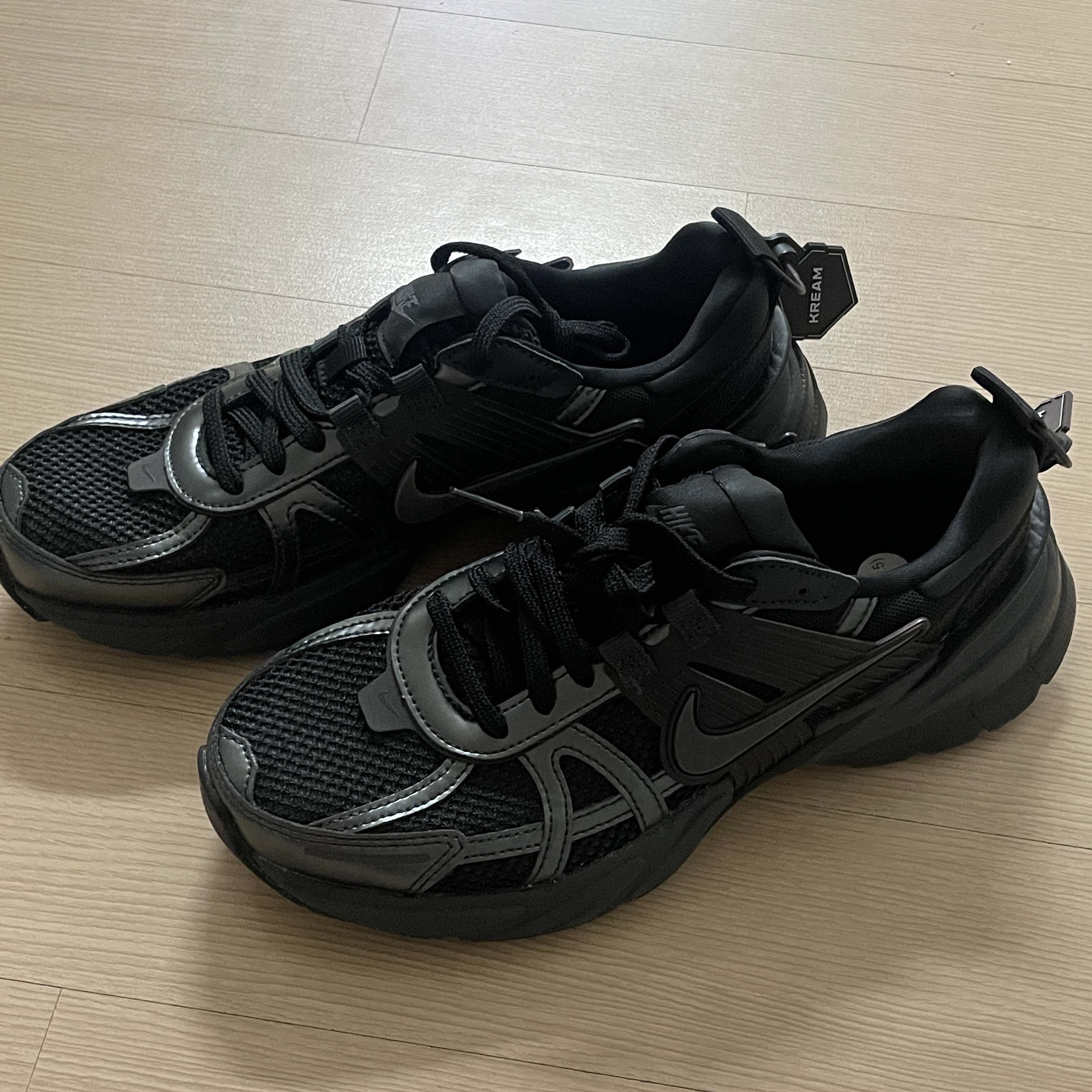 Nike V2K Run Black Anthracite 착용 스타일 - 1
