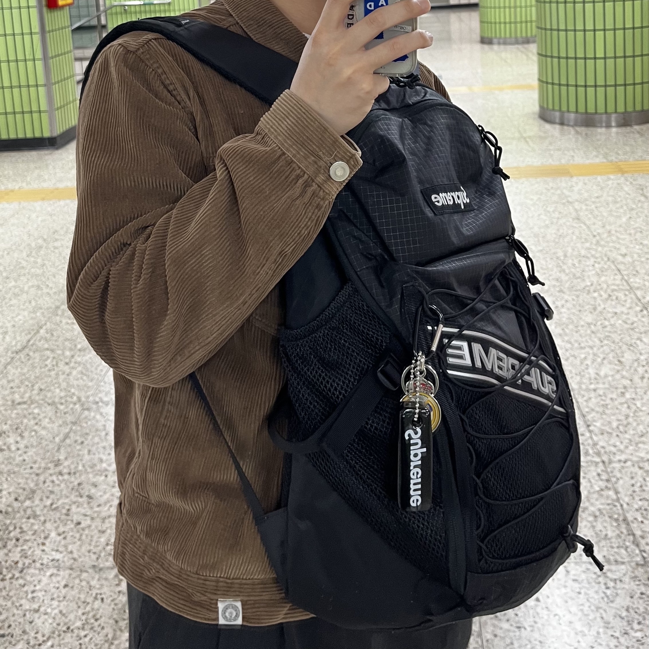Supreme Backpack Black - 23FW, Supreme Floating Keychain Black - 23FW 착용 스타일 - 2