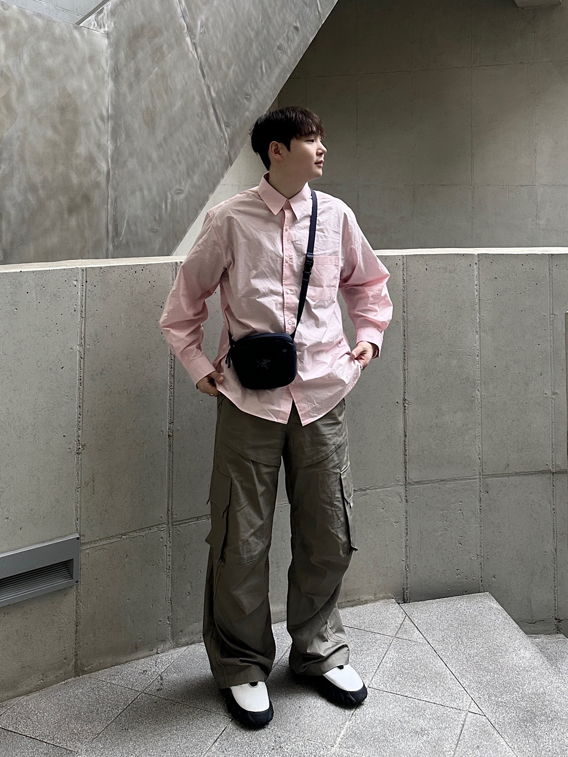 Oakley Factory Team x Brain Dead x Ssense Chop Saw Mule White, Etce Raptor Cargo Pants Khaki Beige 착용 스타일 - 3