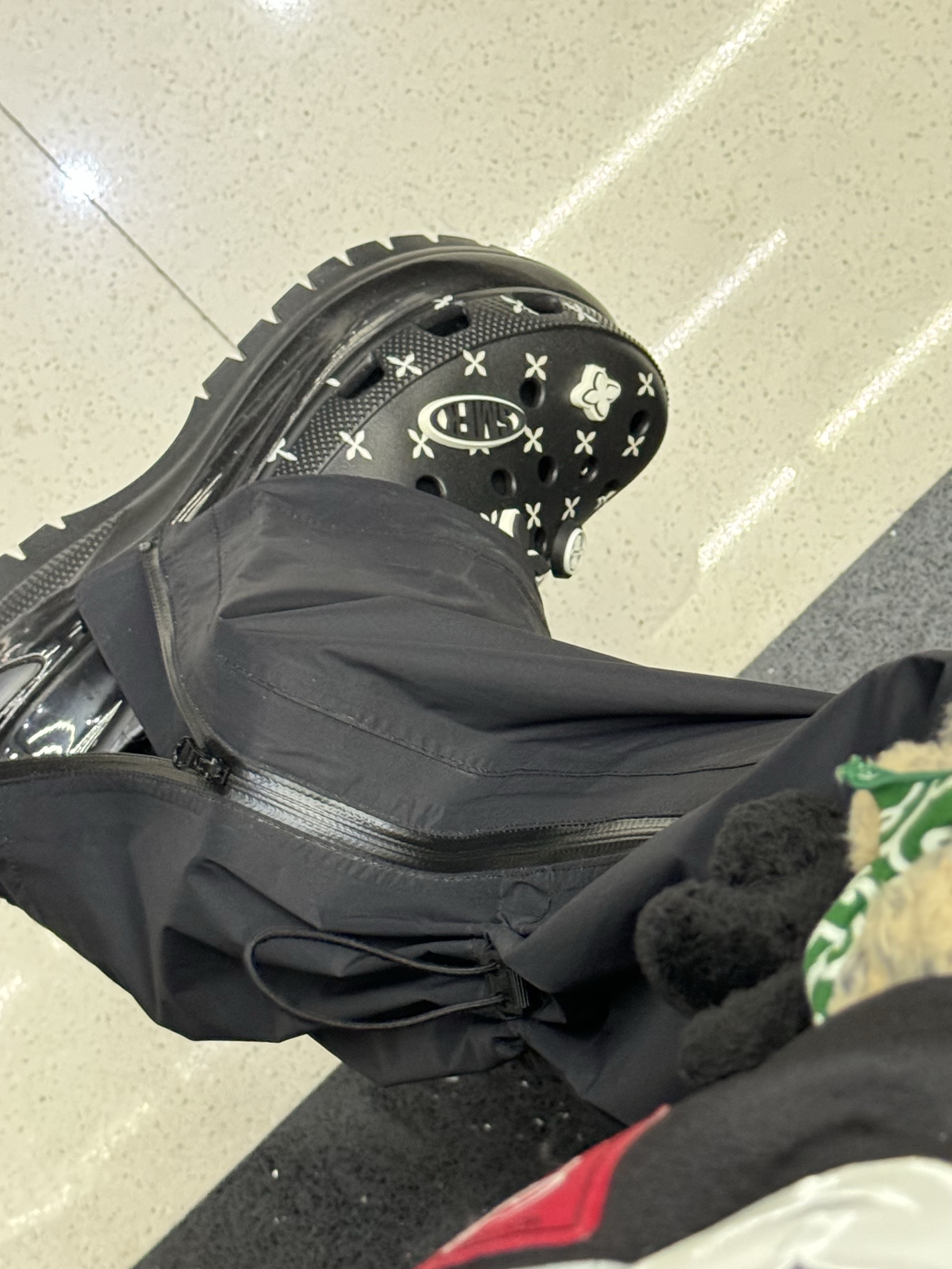 (W) Crocs x SMFK Compass Clog Black, Supreme Bones Hockey Jersey Black - 23FW 착용 스타일 - 1