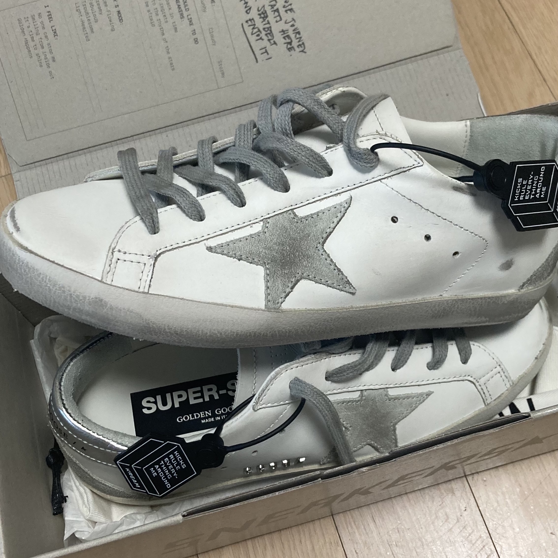 (W) Golden Goose Superstar White Silver Heel Tab Sneakers 착용 스타일