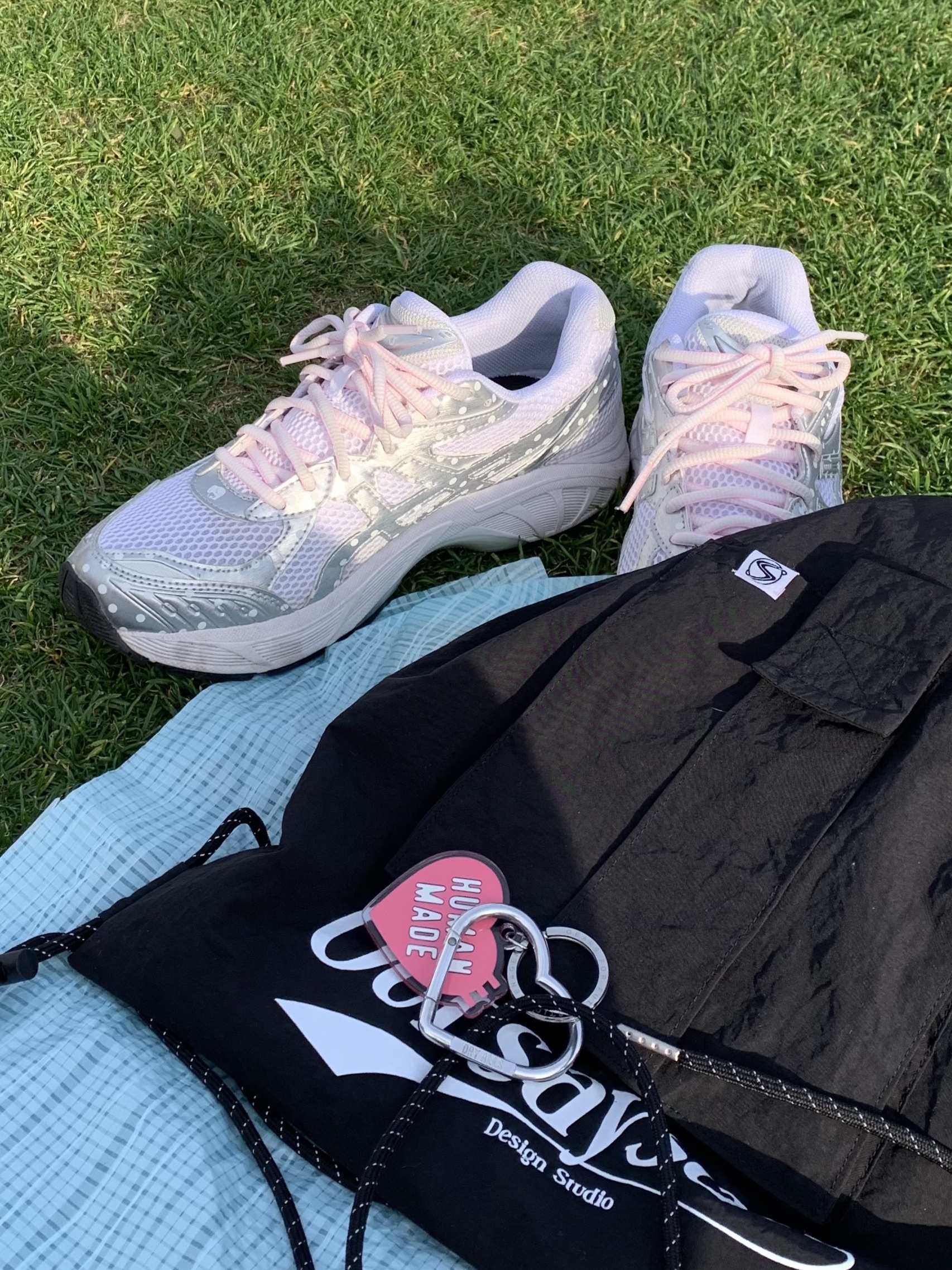 Human Made Acrylic Heart Keyring Pink, Asics x Papergirl Paris x Beams GT-2160 White Silver 착용 스타일