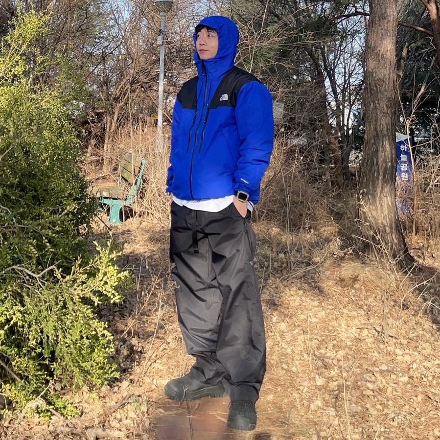 The North Face White Label Mountain Peak Jacket Royal Blue 착용 스타일