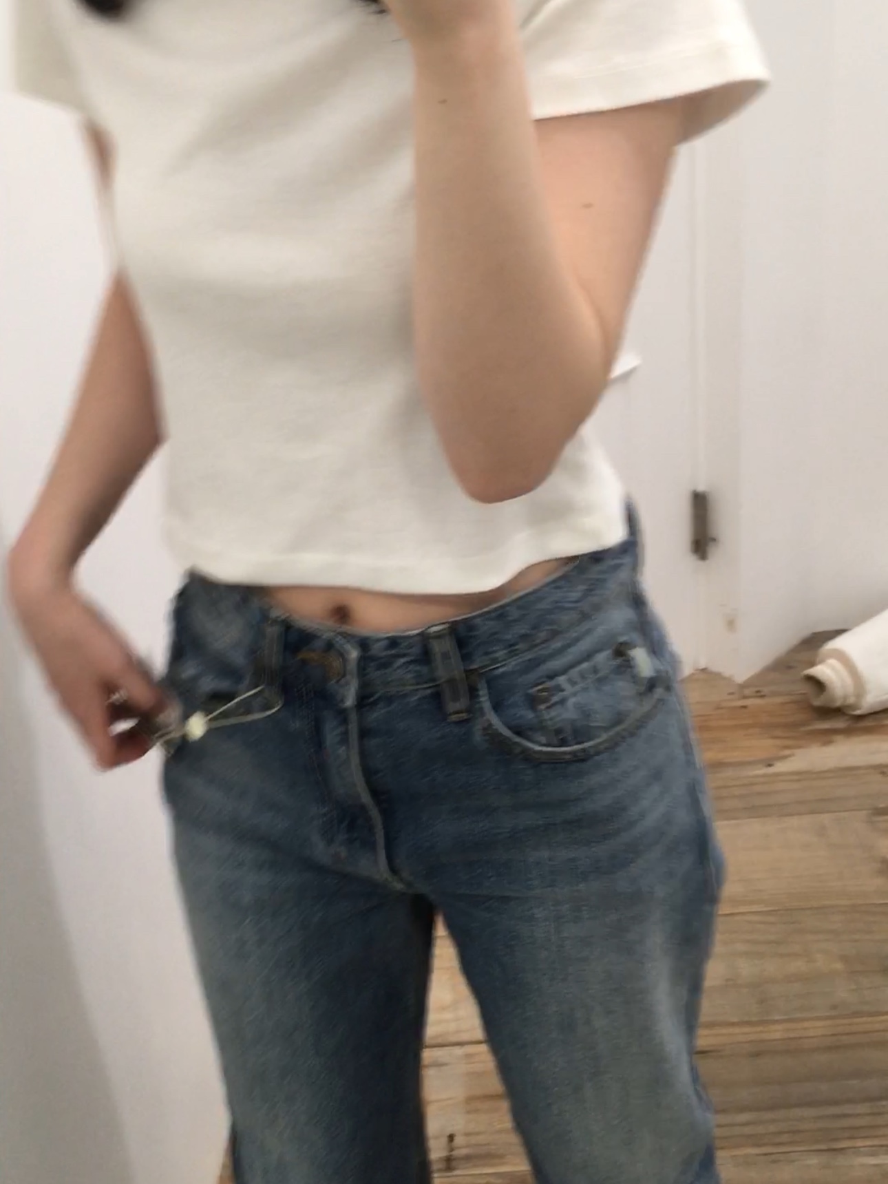 (W) Glowny 93 Mid-Rise Loose Fit Jeans Indigo, (W) Glowny G Baby T-Shirt White 착용 스타일 - 2