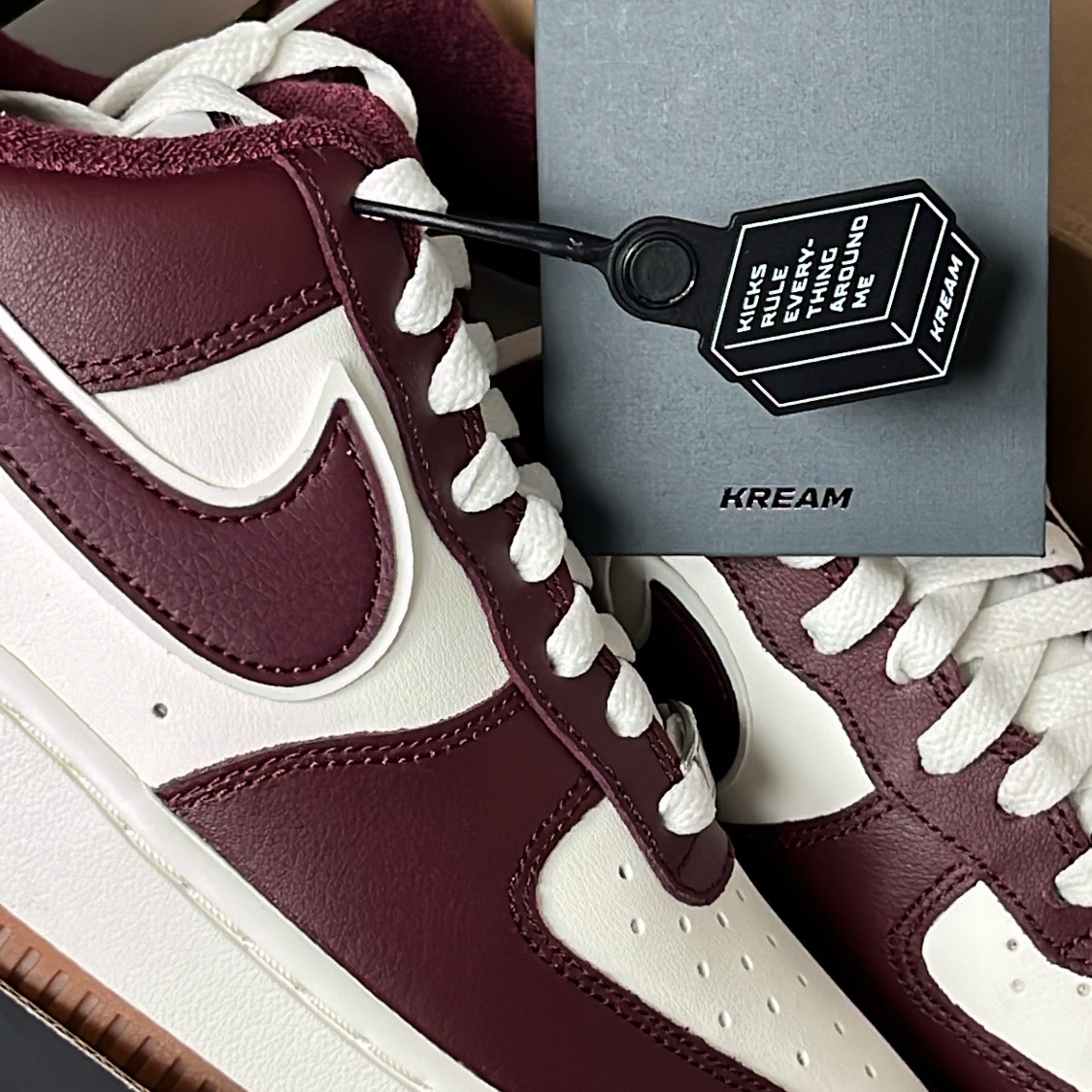 Nike Air Force 1 '07 LV8 Night Maroon 착용 스타일