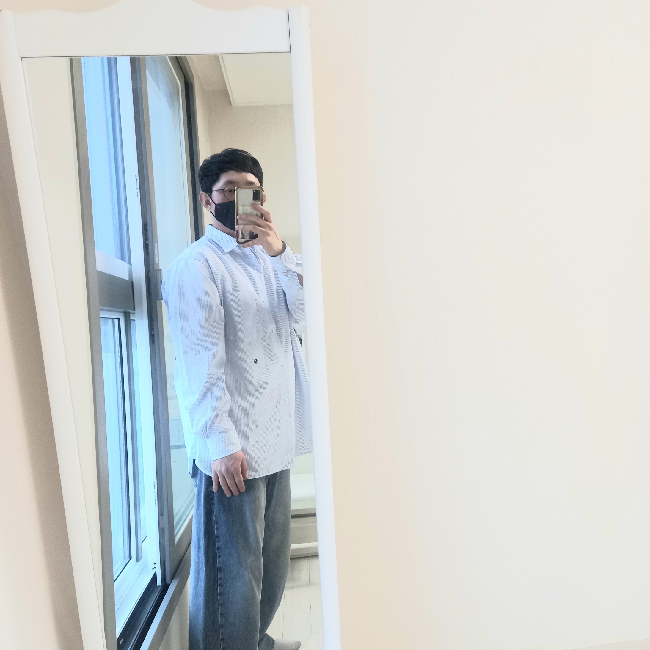 Nanamica Button Down Stripe Wind Shirt Navy 착용 스타일 - 1