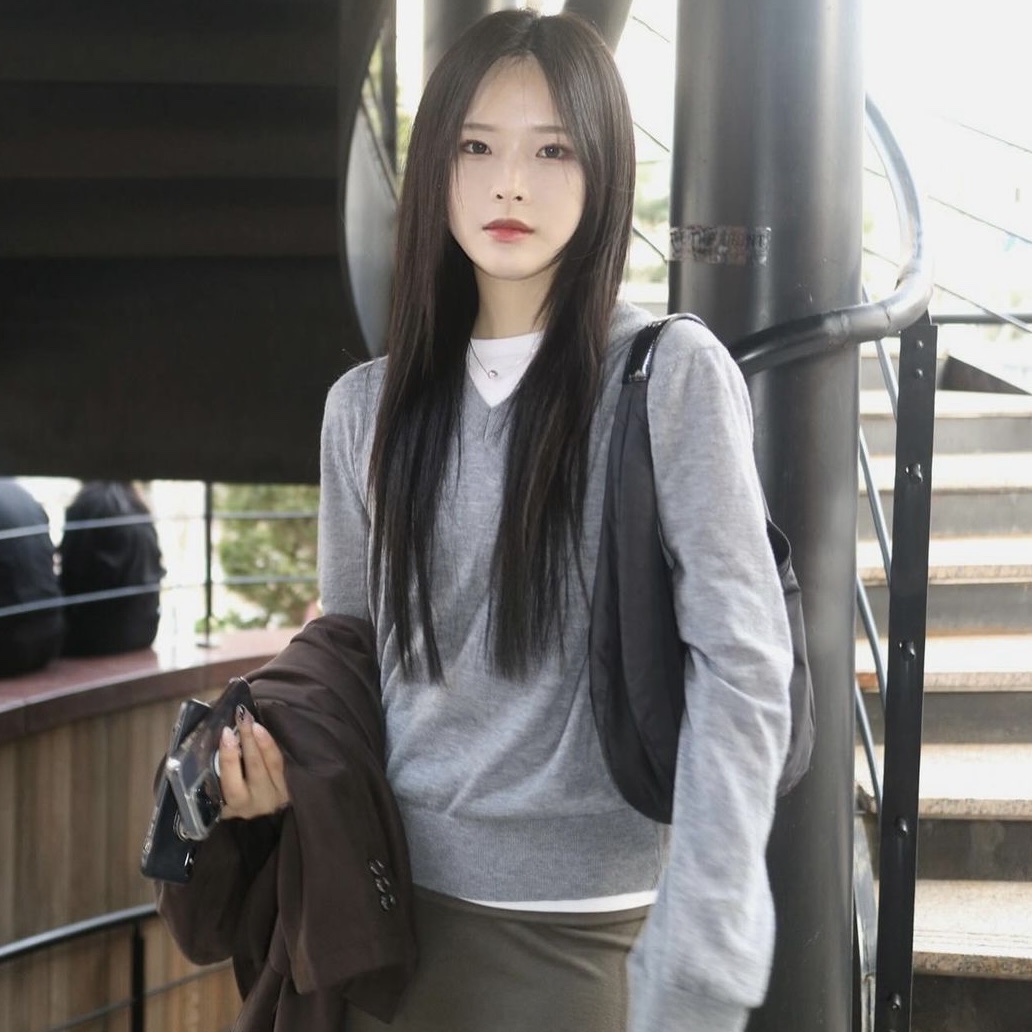STUDIOTABLE Essential Merino Wool V Neck Knit Gray, STUDIOTABLE Essential Merino Wool V Neck Knit Soft Pink 착용 스타일