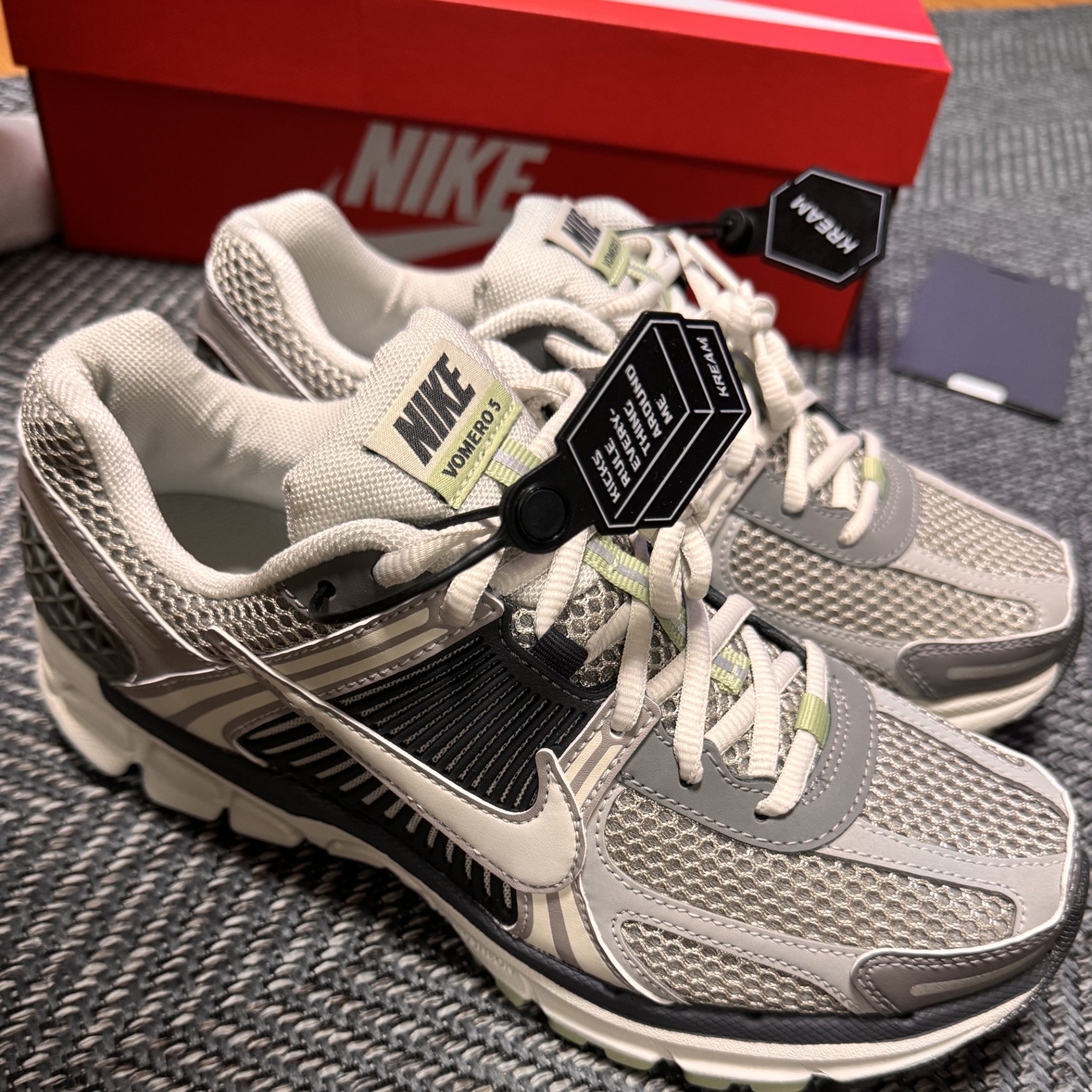 (W) Nike Zoom Vomero 5 Cobblestone and Flat Pewter 착용 스타일