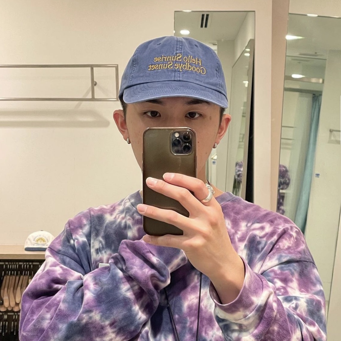 Hello Sunrise Classic Typo Logo Ball Cap Ocean Blue, Hello Sunrise Classic Typo Logo Ball Cap Burgundy 착용 스타일