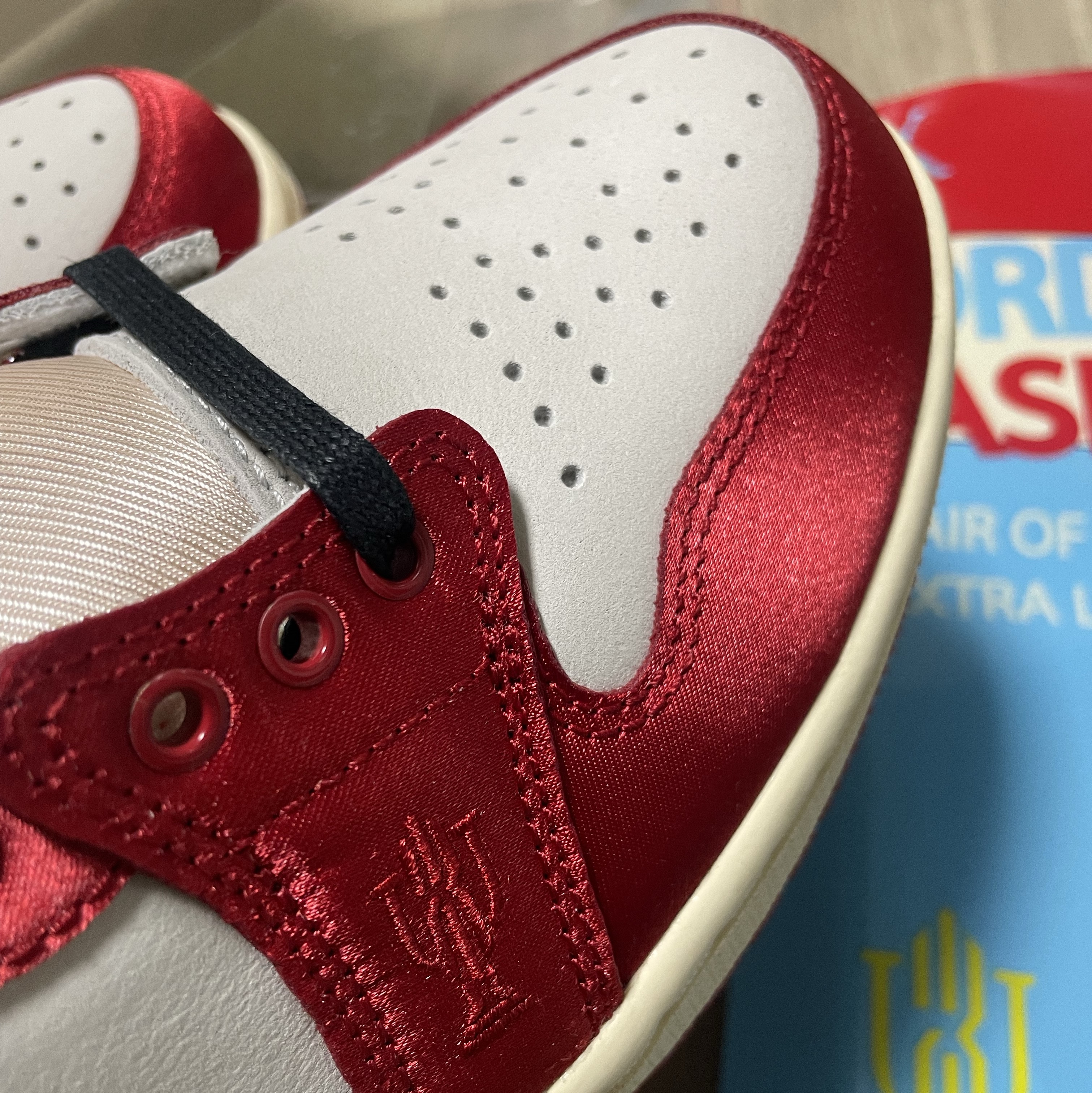Jordan 1 x Trophy Room Retro Low OG SP Sail Varsity Red 착용 스타일 - 2