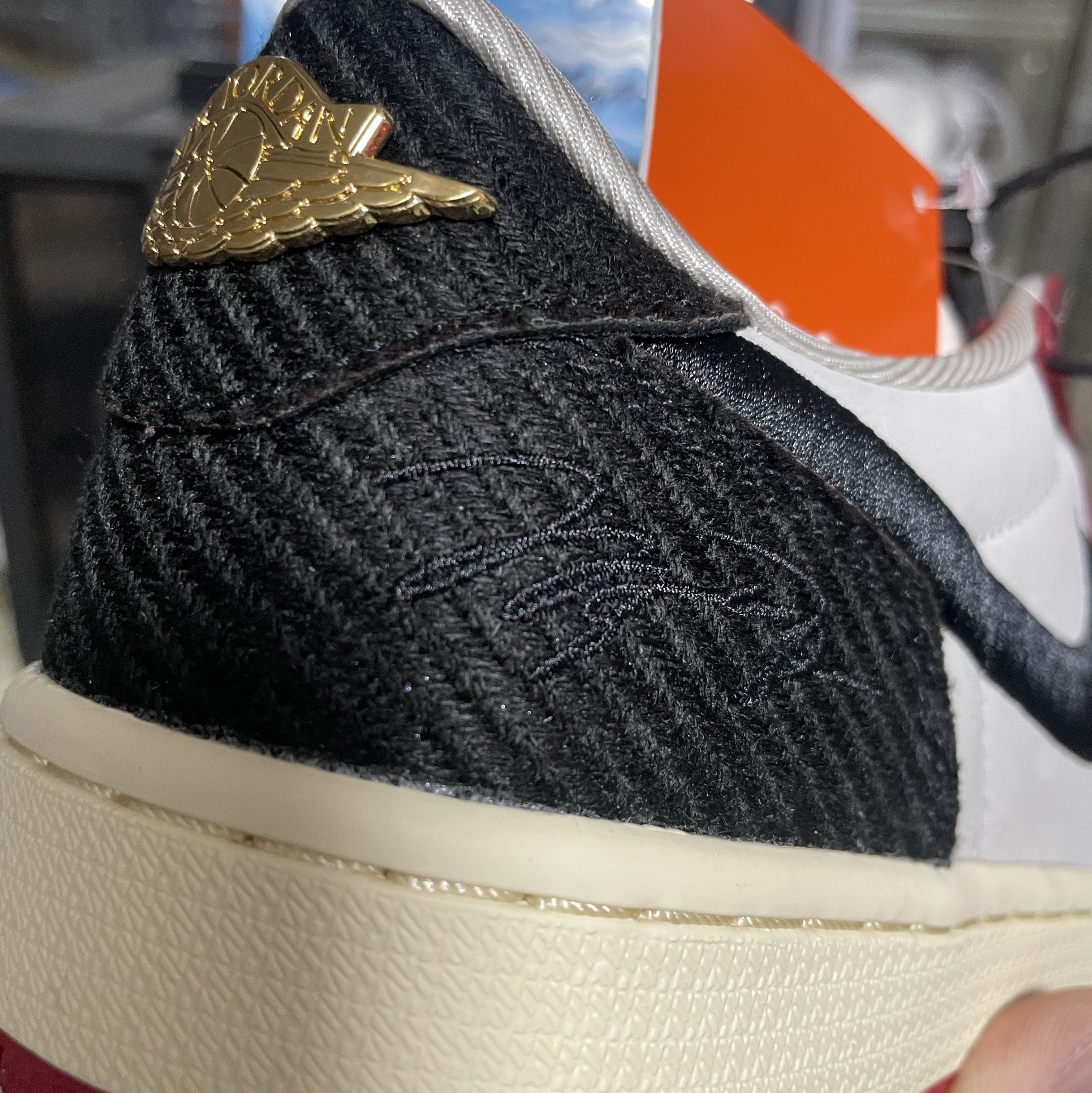 Jordan 1 x Trophy Room Retro Low OG SP Sail Varsity Red 착용 스타일 - 3