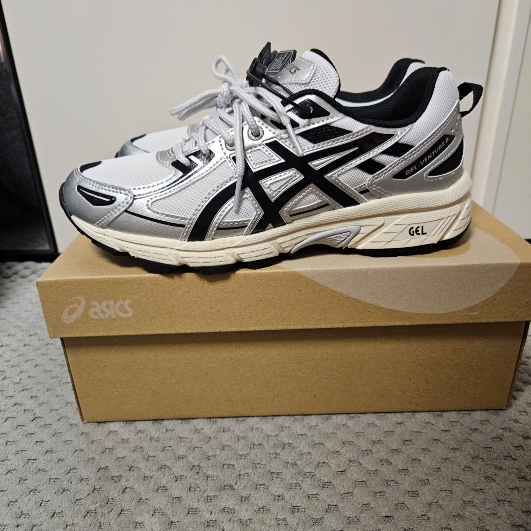 Asics Gel-Venture 6 White Black 착용 스타일 - 2