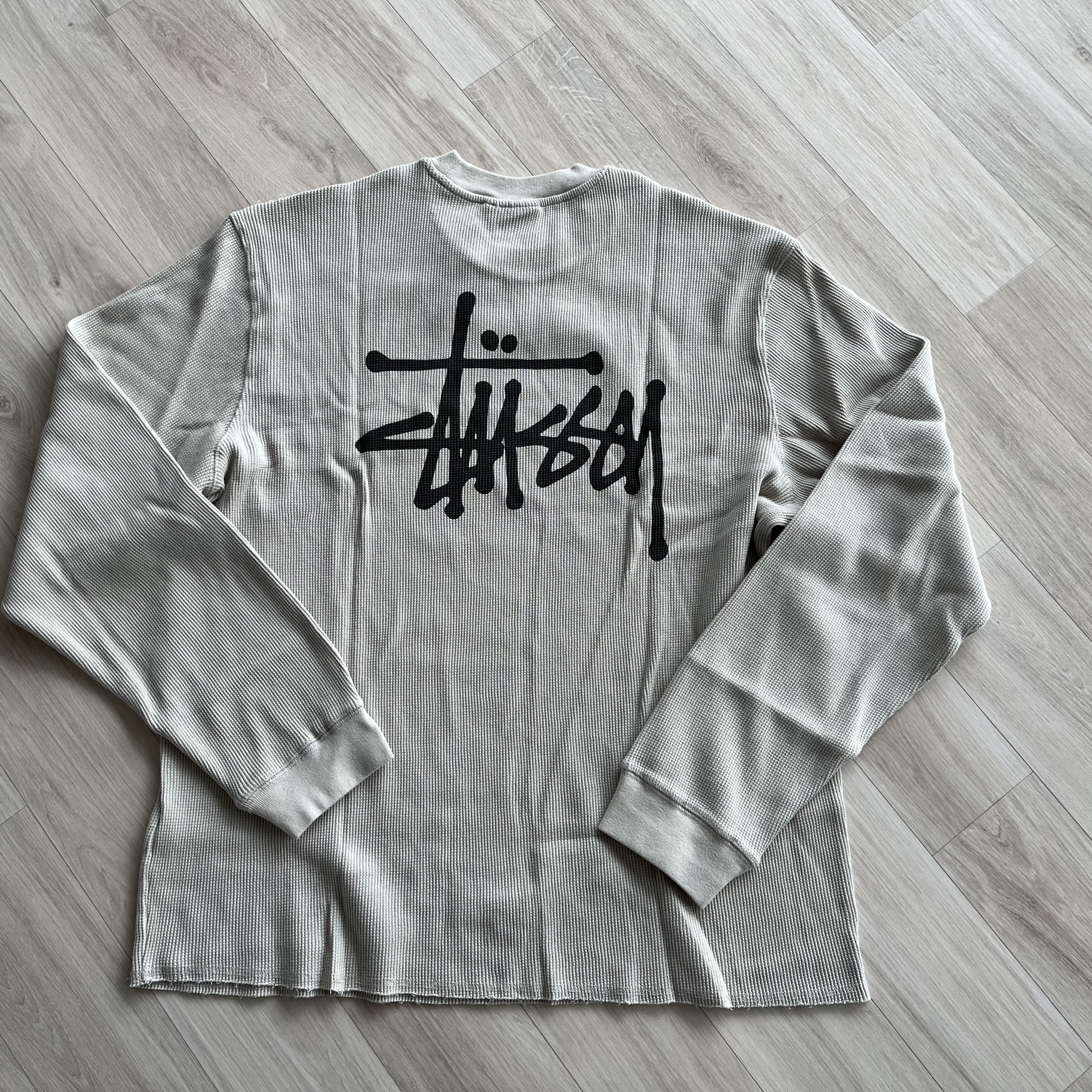 Stussy Basic Stock Thermal LS T-Shirt Bone, Stussy Basic Stock Thermal LS T-Shirt Washed Black 착용 스타일 - 1