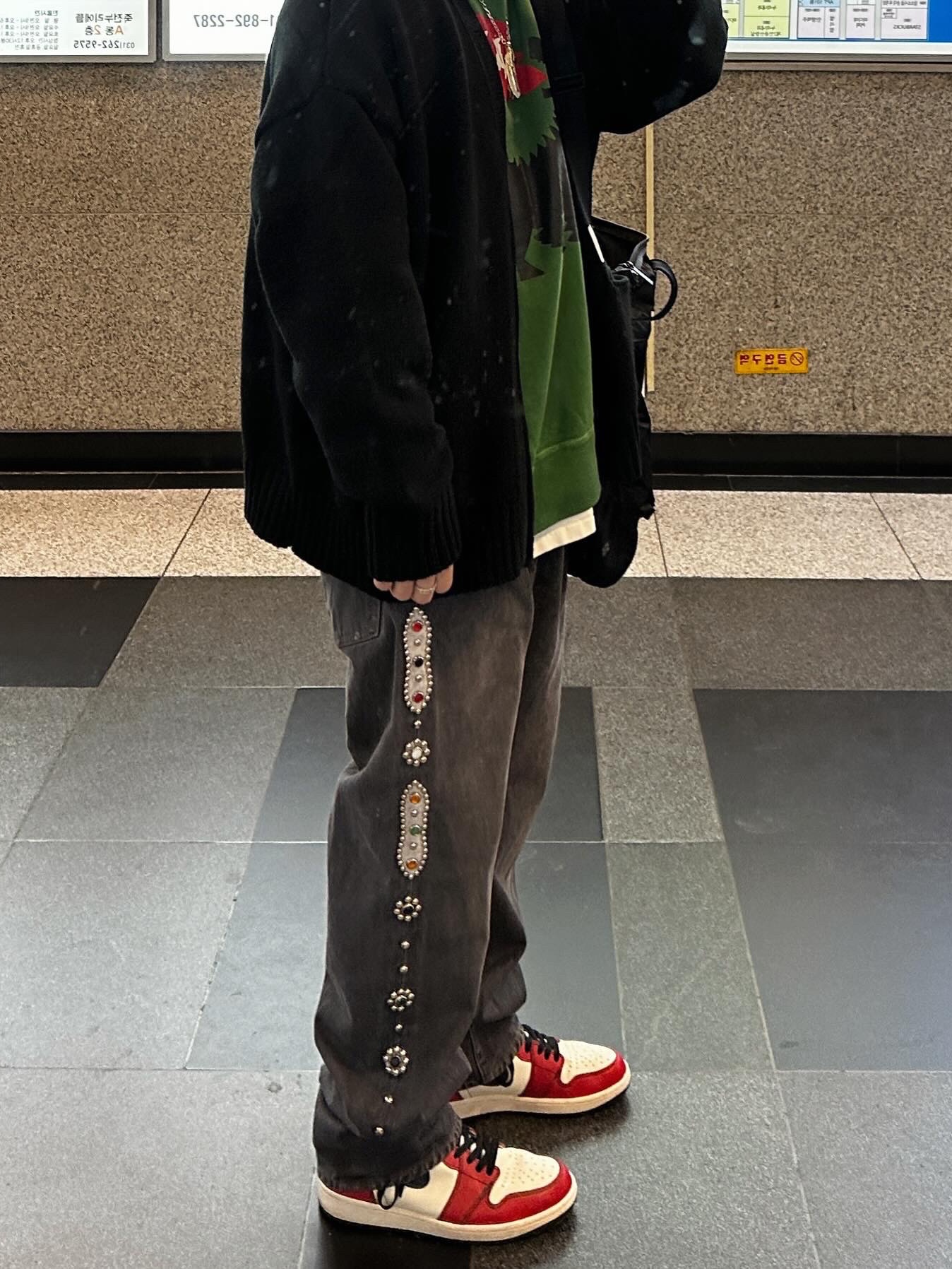 Saint Mxxxxxx Cerberus Crew Neck Sweatshirt Green - 23AW, Kapital 14 oz. Denim 5P Monkey Cisco Gemstone Pants Black 착용 스타일 - 1