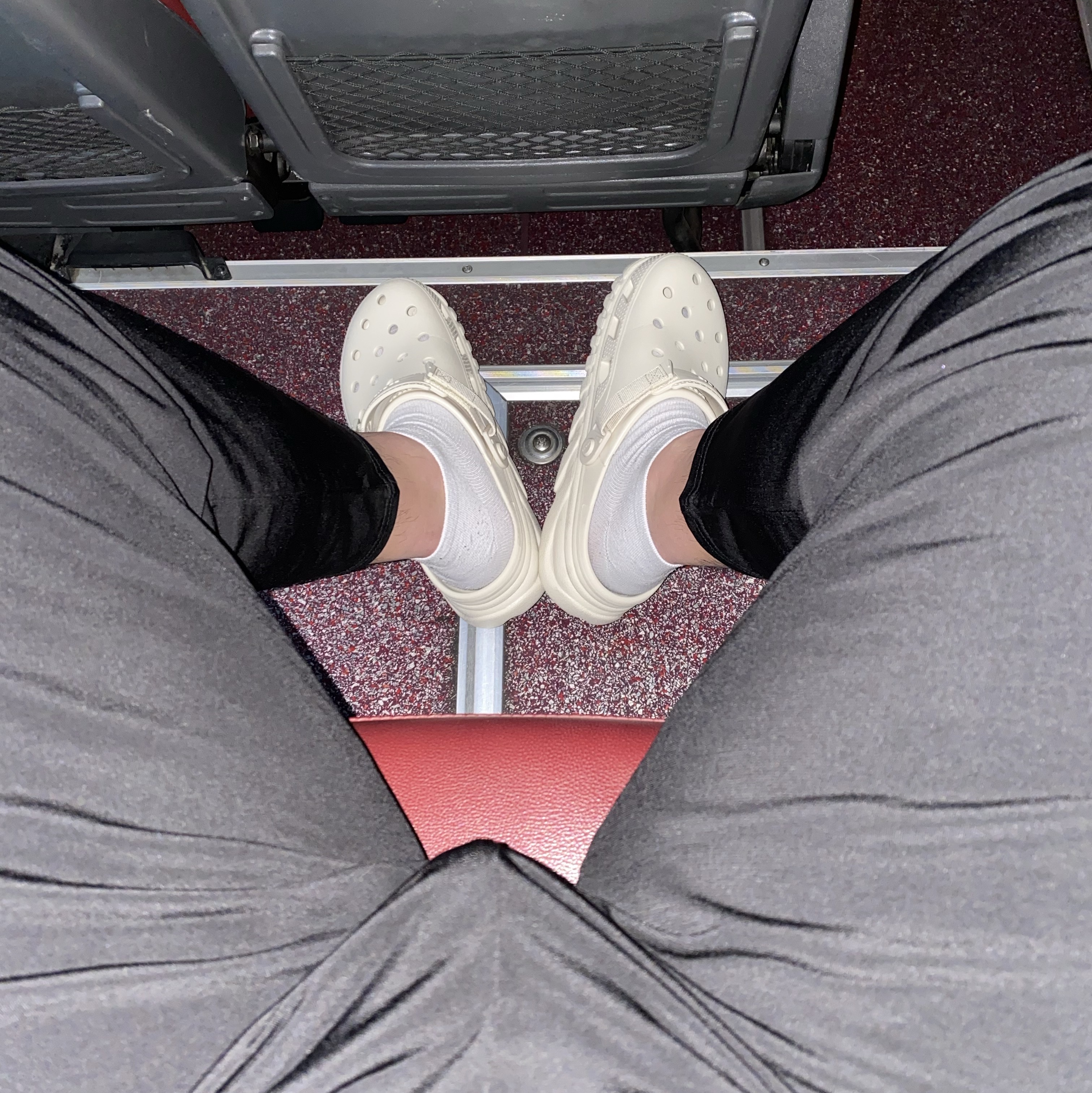 Crocs Duet Max II Clog Stucco 착용 스타일 - 3