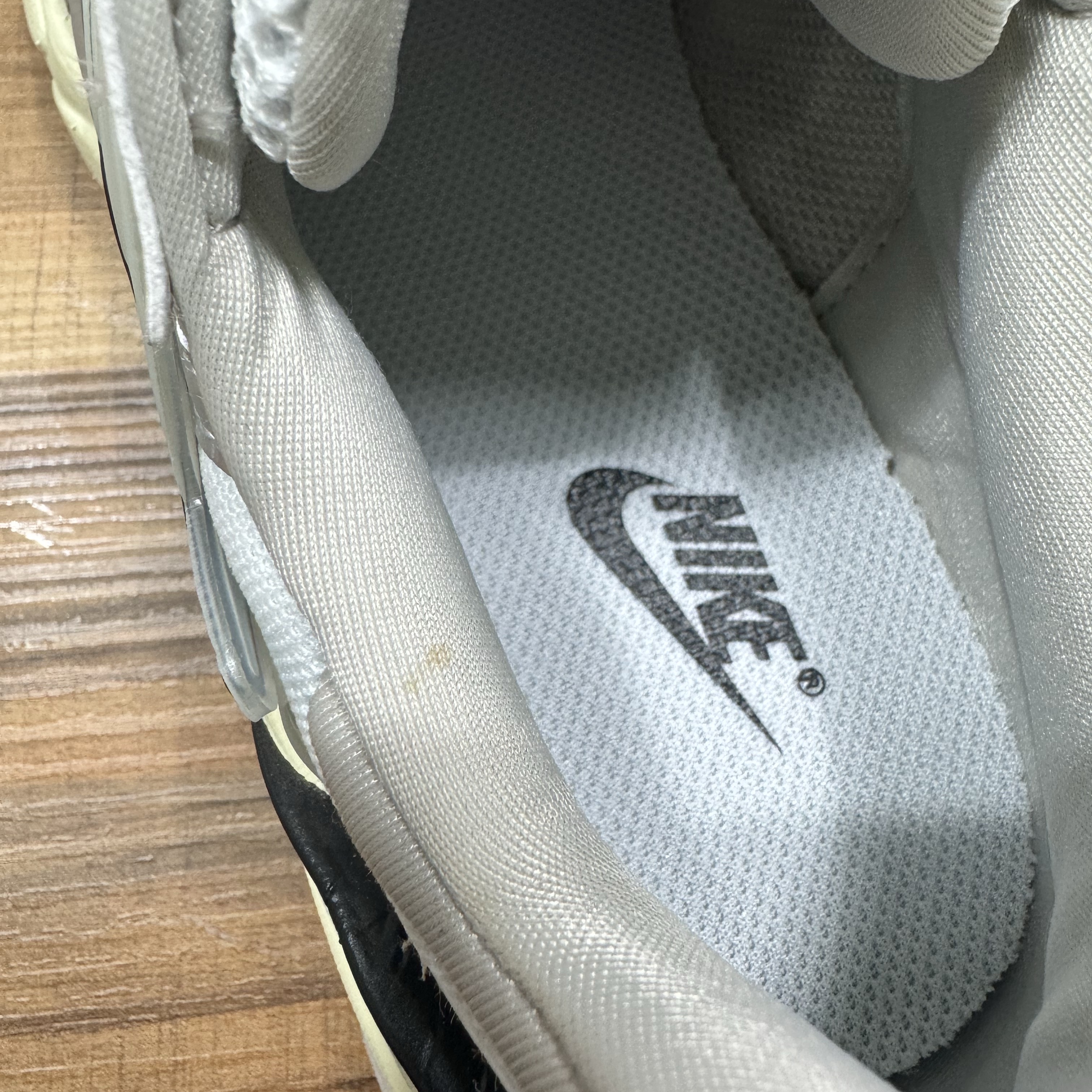 Nike V2K Run Summit White Metallic Silver 착용 스타일 - 1