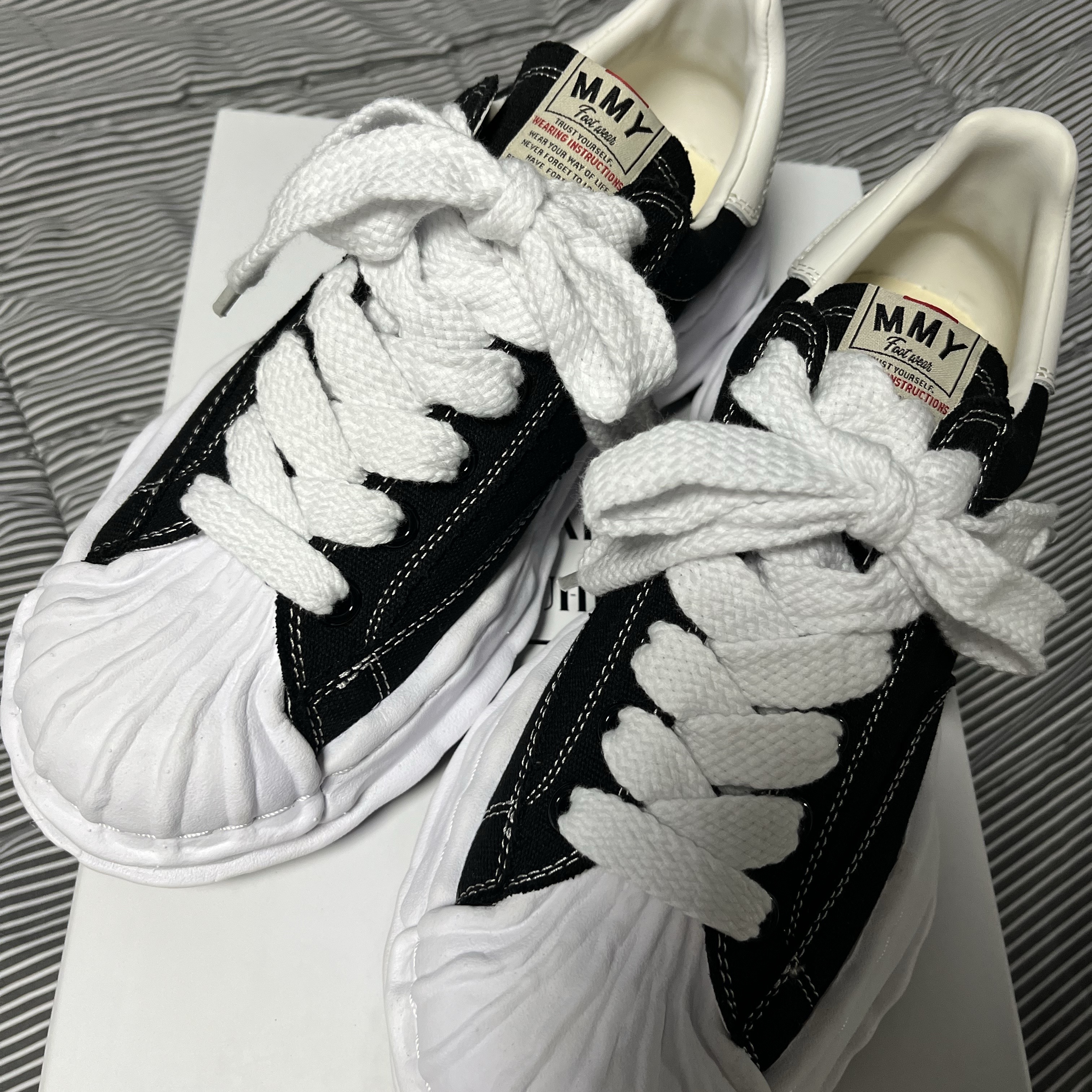 Maison Mihara Yasuhiro Blakey OG Sole Canvas Low-top Sneakers Black White 착용 스타일