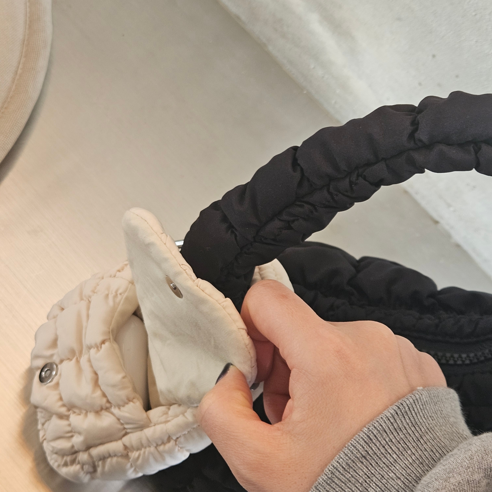 COS Quilted Nano Bag Beige, COS Quilted Micro Bag Black 착용 스타일 - 5