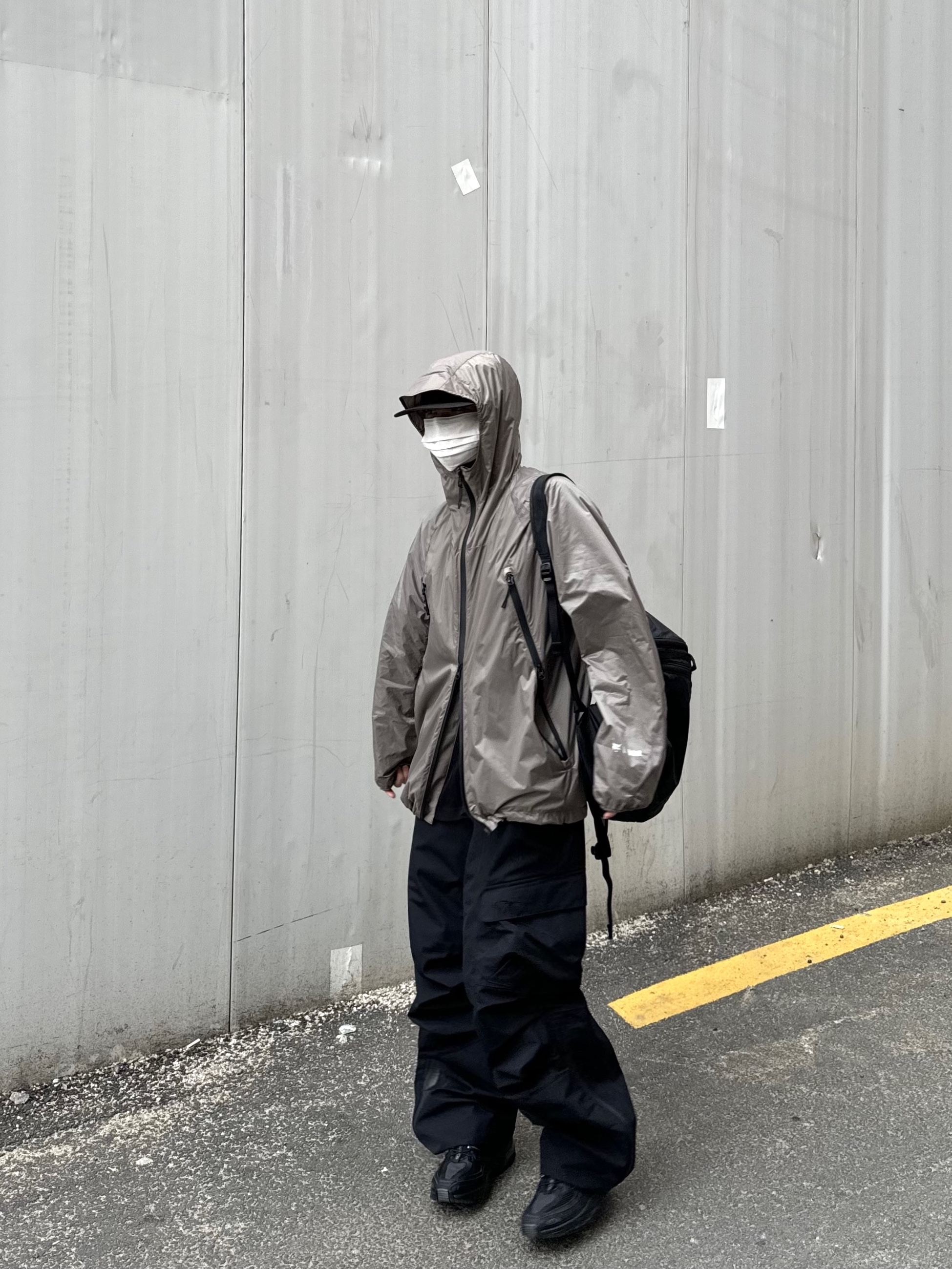 Arc'teryx Heliad 15 Backpack Black, Salomon ACS Pro ADV Triple Black 착용 스타일 - 2