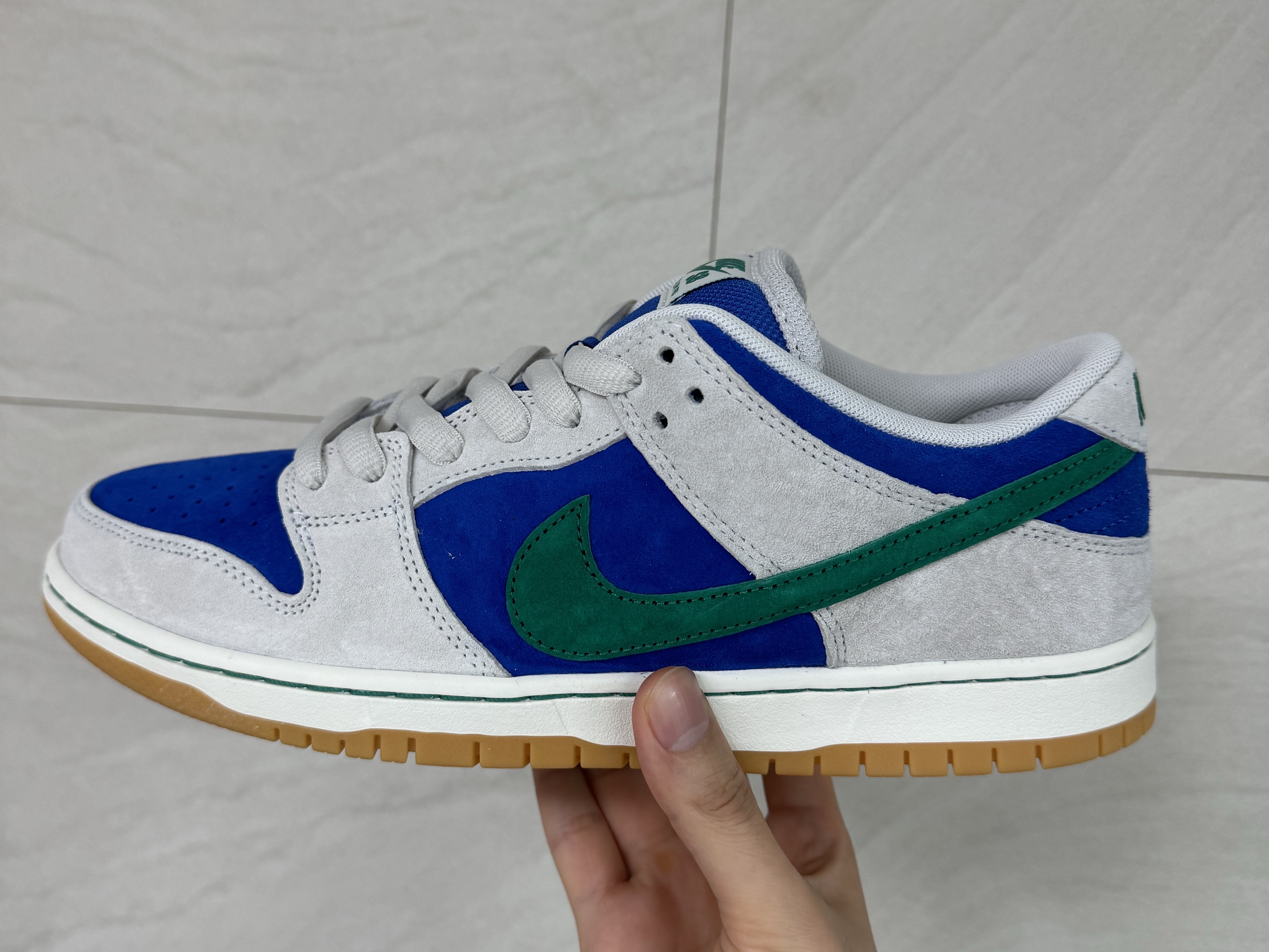 Nike SB Dunk Low Pro Phantom and Hyper Royal 착용 스타일 - 1