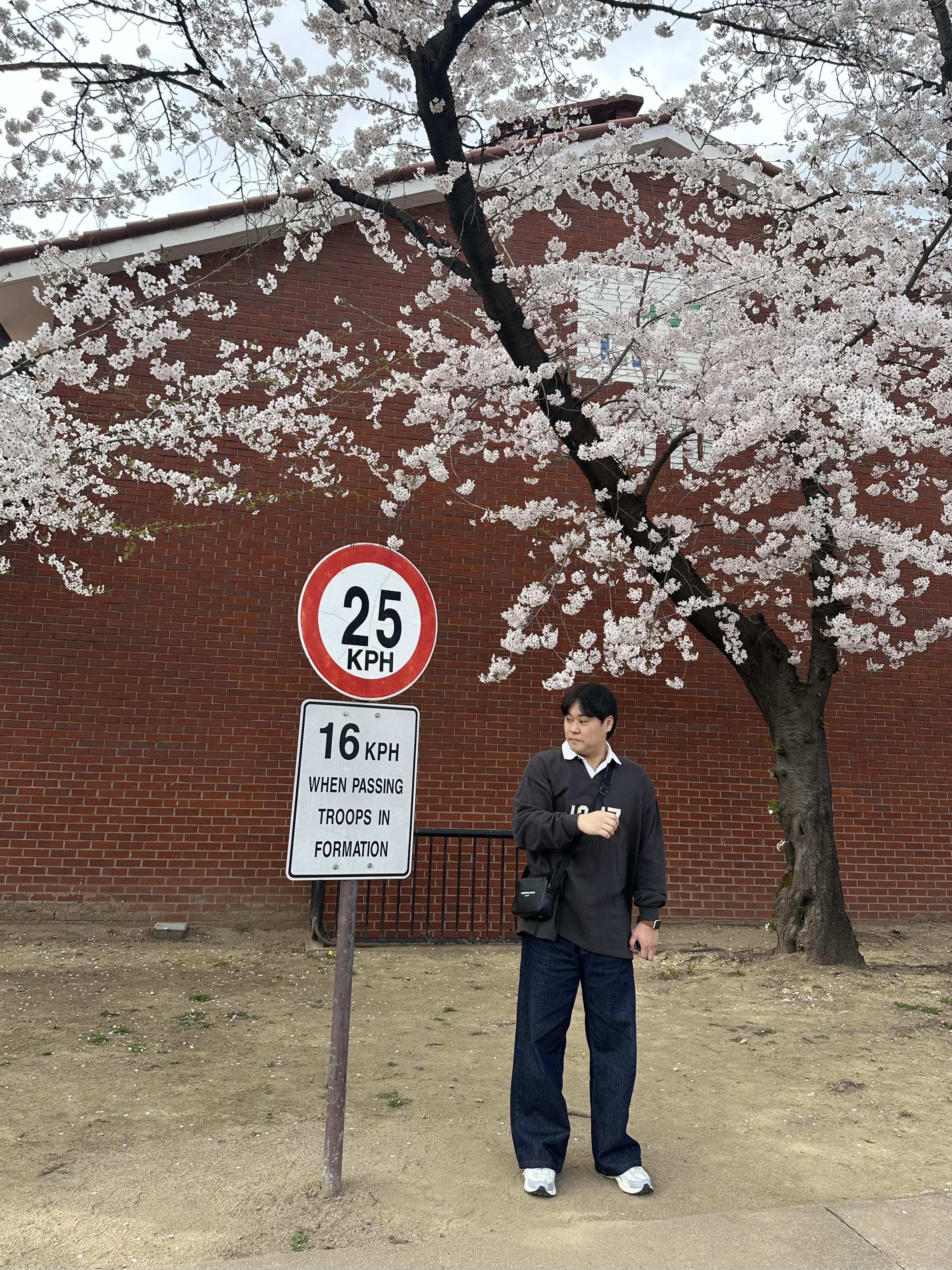 Essentials 1977 Rugby Long Sleeve Polo Iron - 22SS, Wooyoungmi Square Mini Bag Black 착용 스타일 - 2