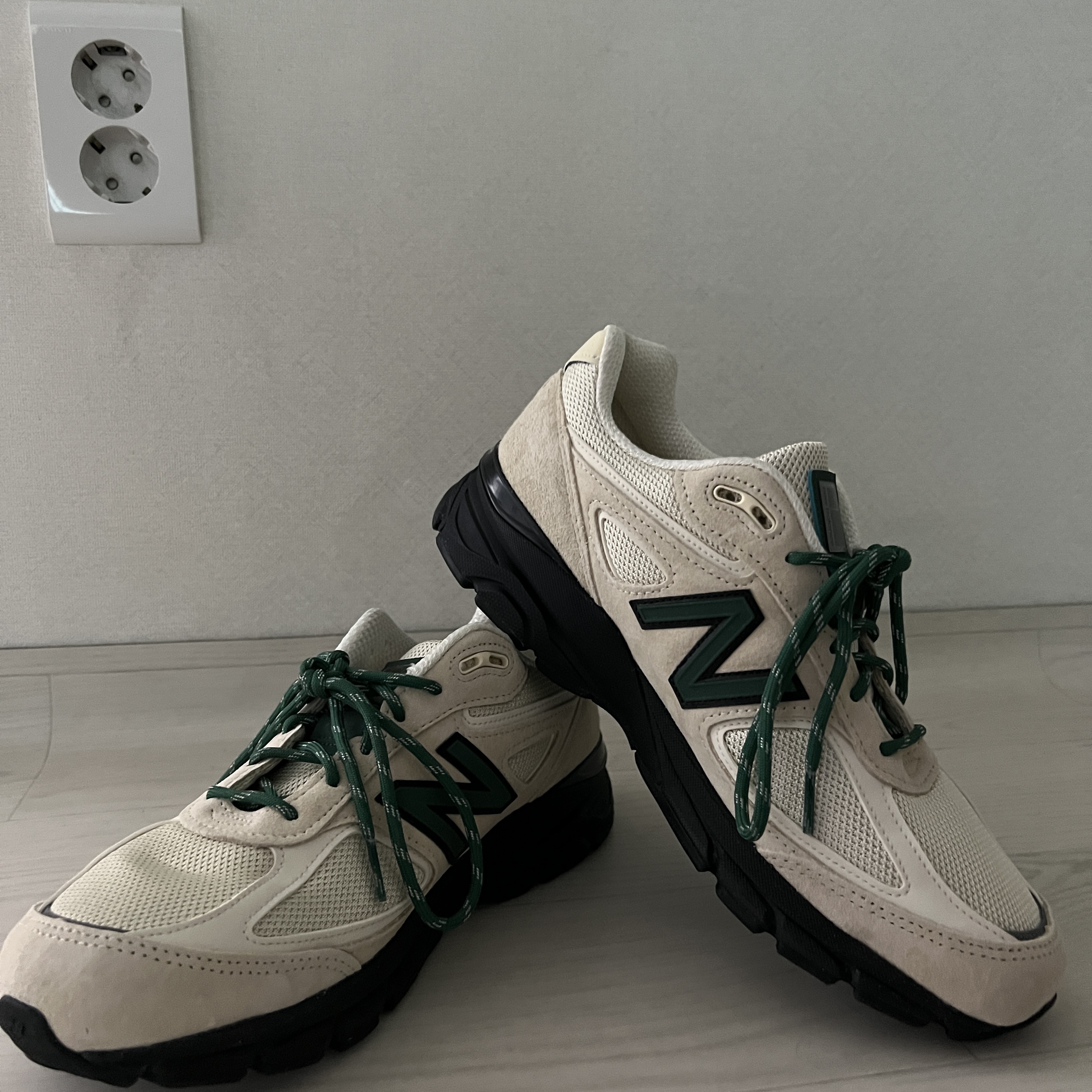 New Balance 990v4 Made in USA Macadamia Nut 착용 스타일 - 1