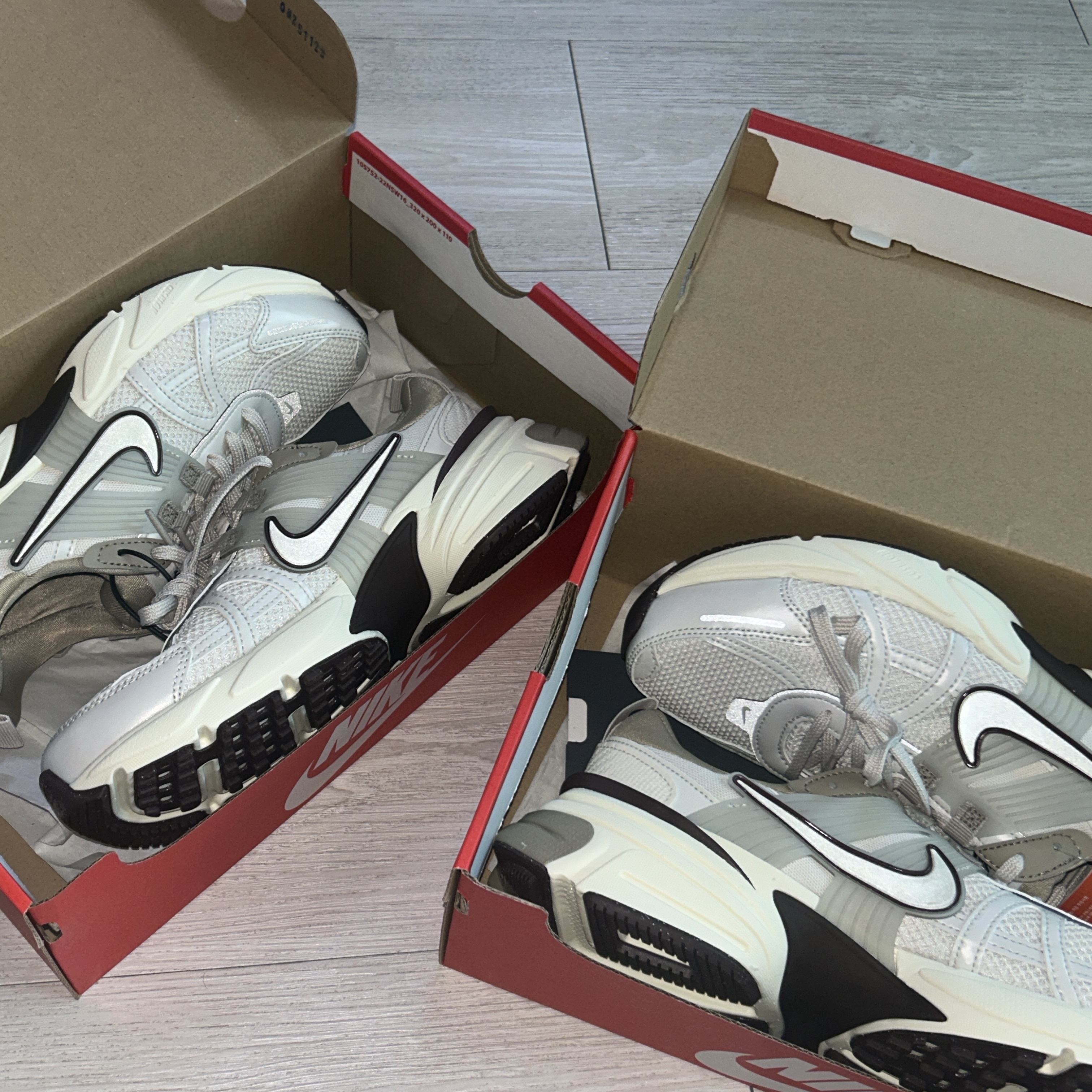 Nike V2K Run Light Orewood Brown Khaki 착용 스타일