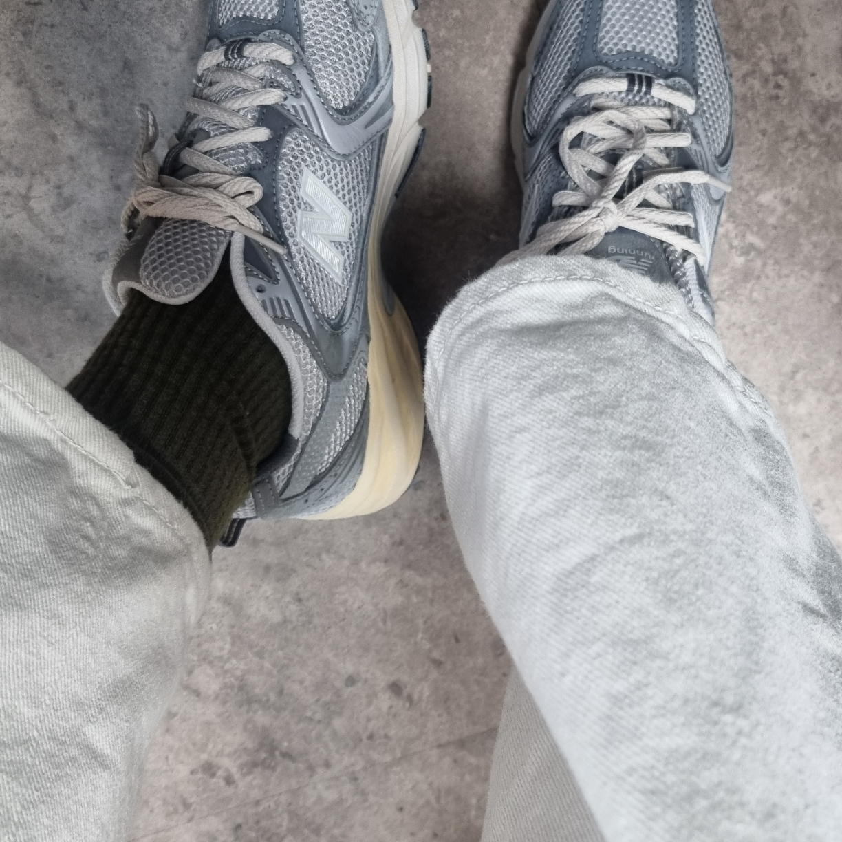 New Balance 530 Premium Vintage Grey Matter 착용 스타일