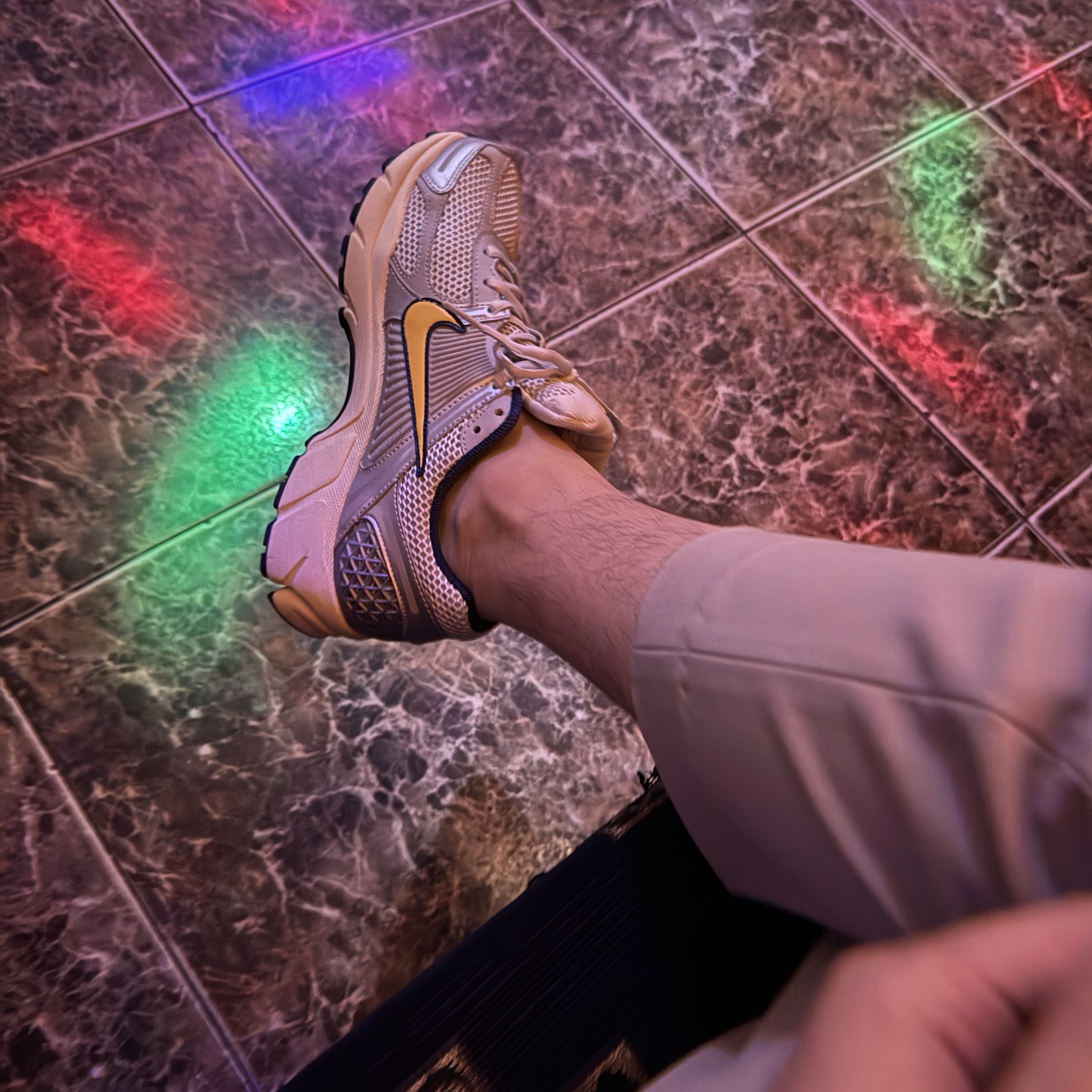 Nike Zoom Vomero 5 Pure Platinum and Laser Orange 착용 스타일