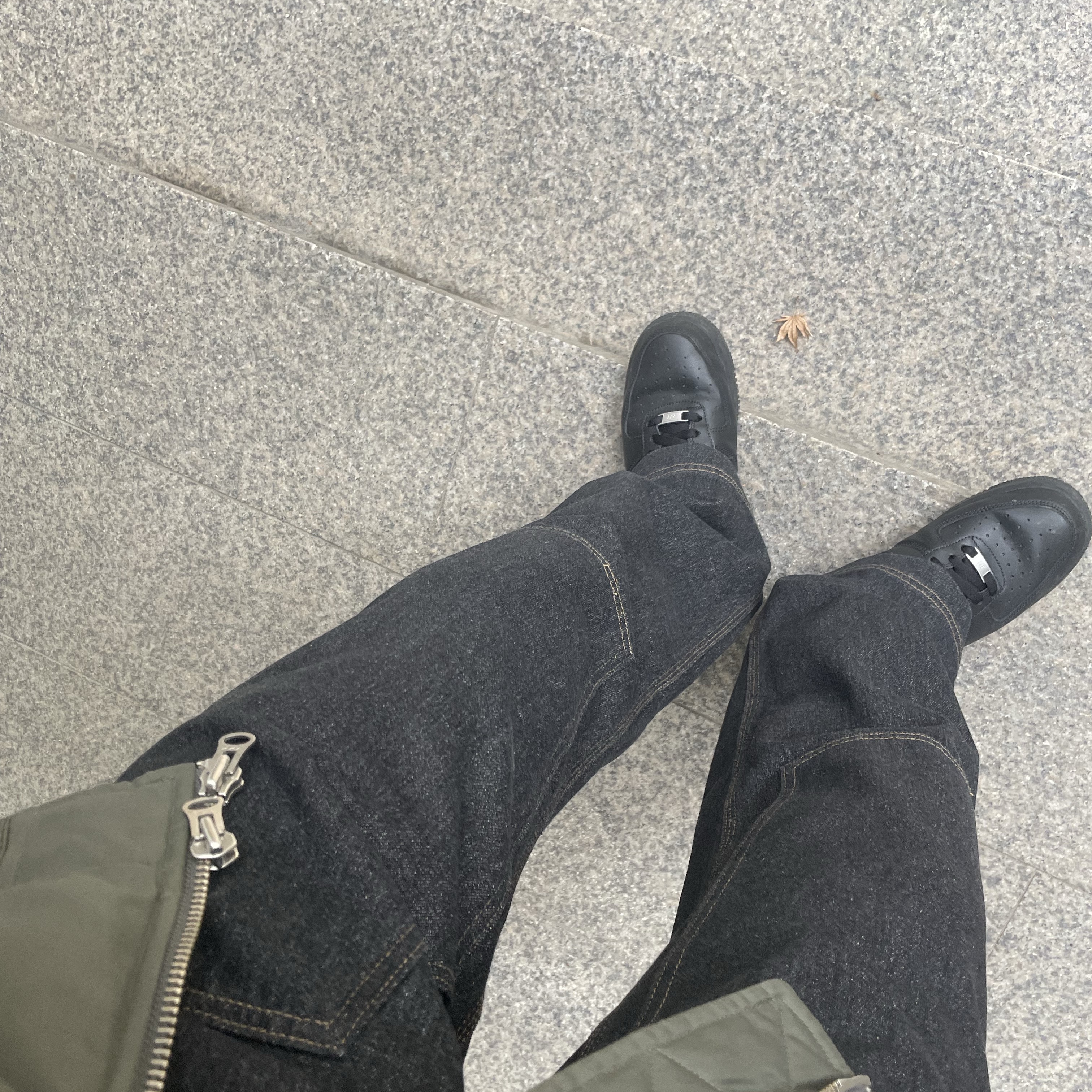 Nike Air Force 1 '07 Low Triple Black 착용 스타일