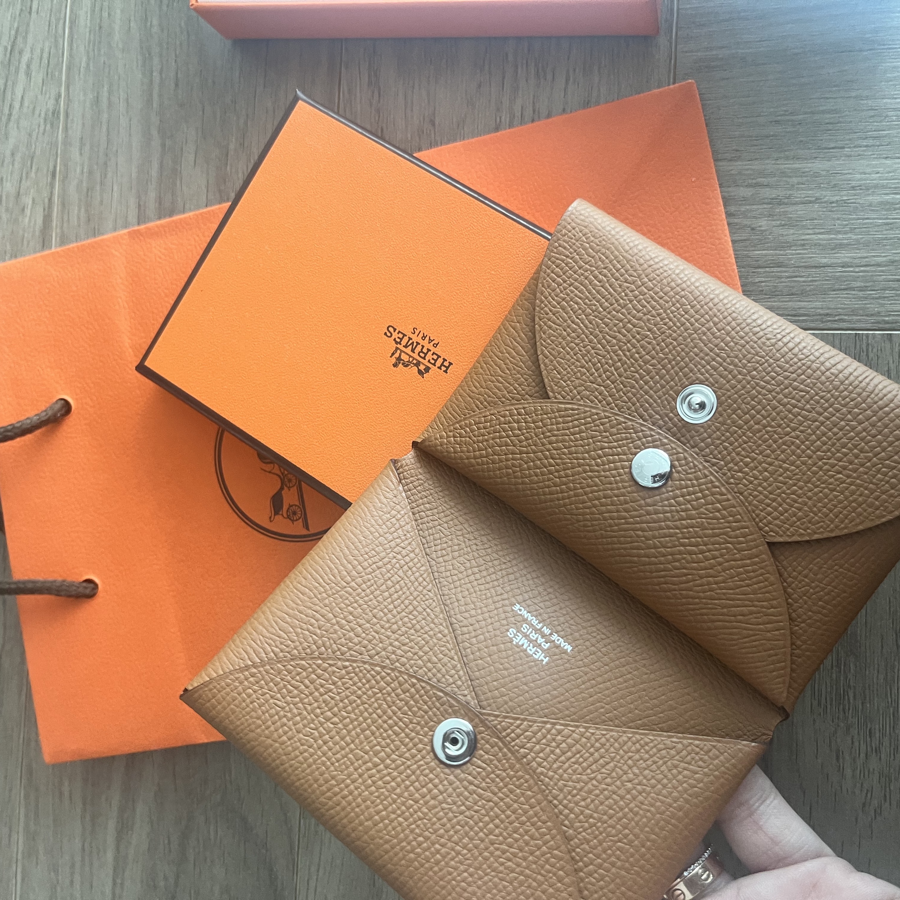Hermes Calvi Duo Card Holder Epsom & Palladium Gold 착용 스타일