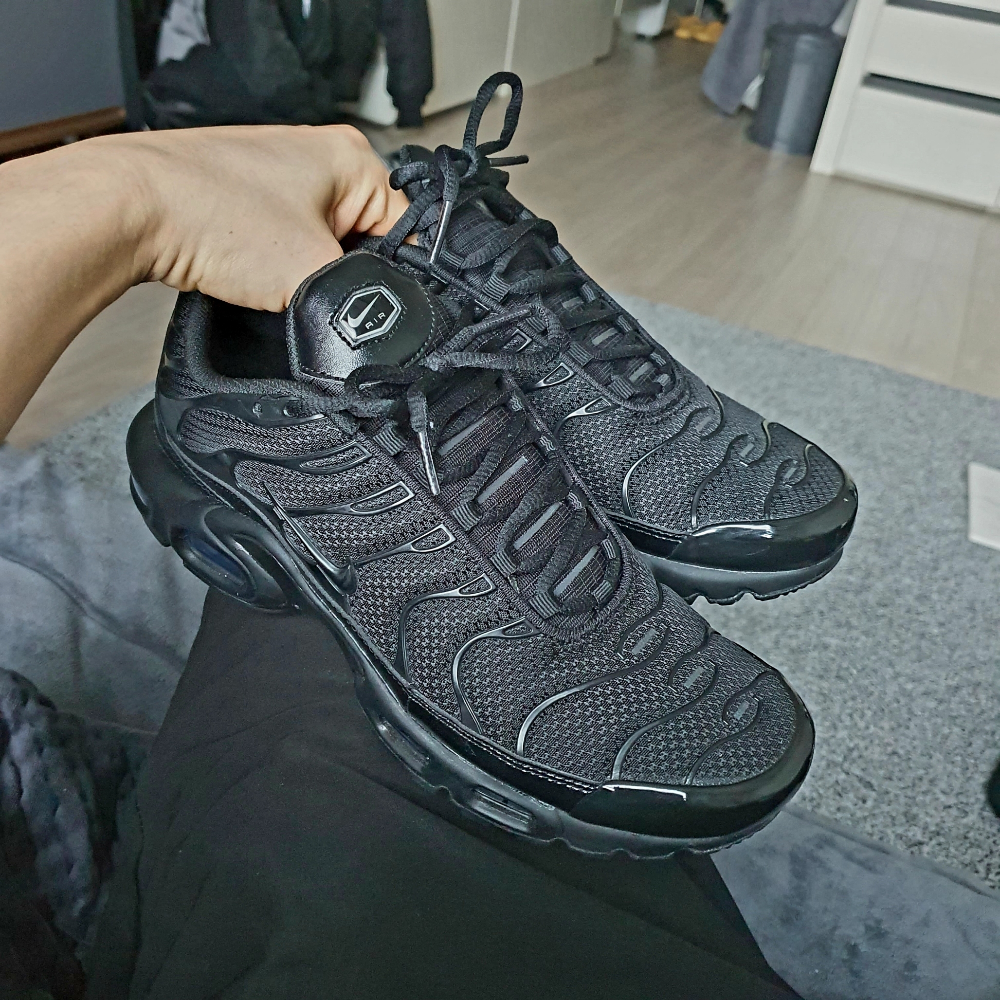 Nike Air Max Plus Triple Black 착용 스타일 - 2