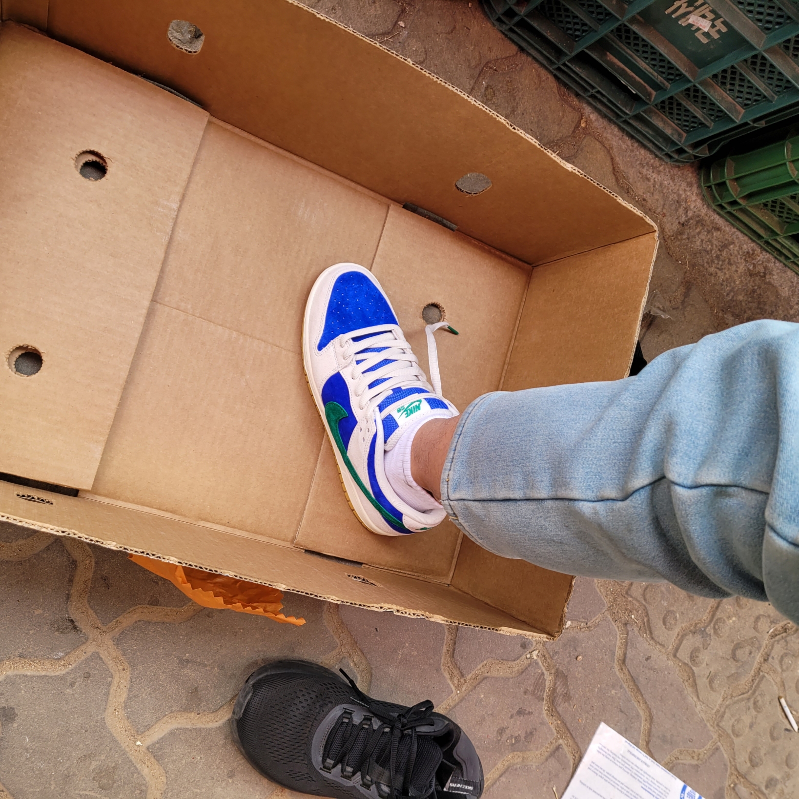Nike SB Dunk Low Pro Phantom and Hyper Royal 착용 스타일 - 3