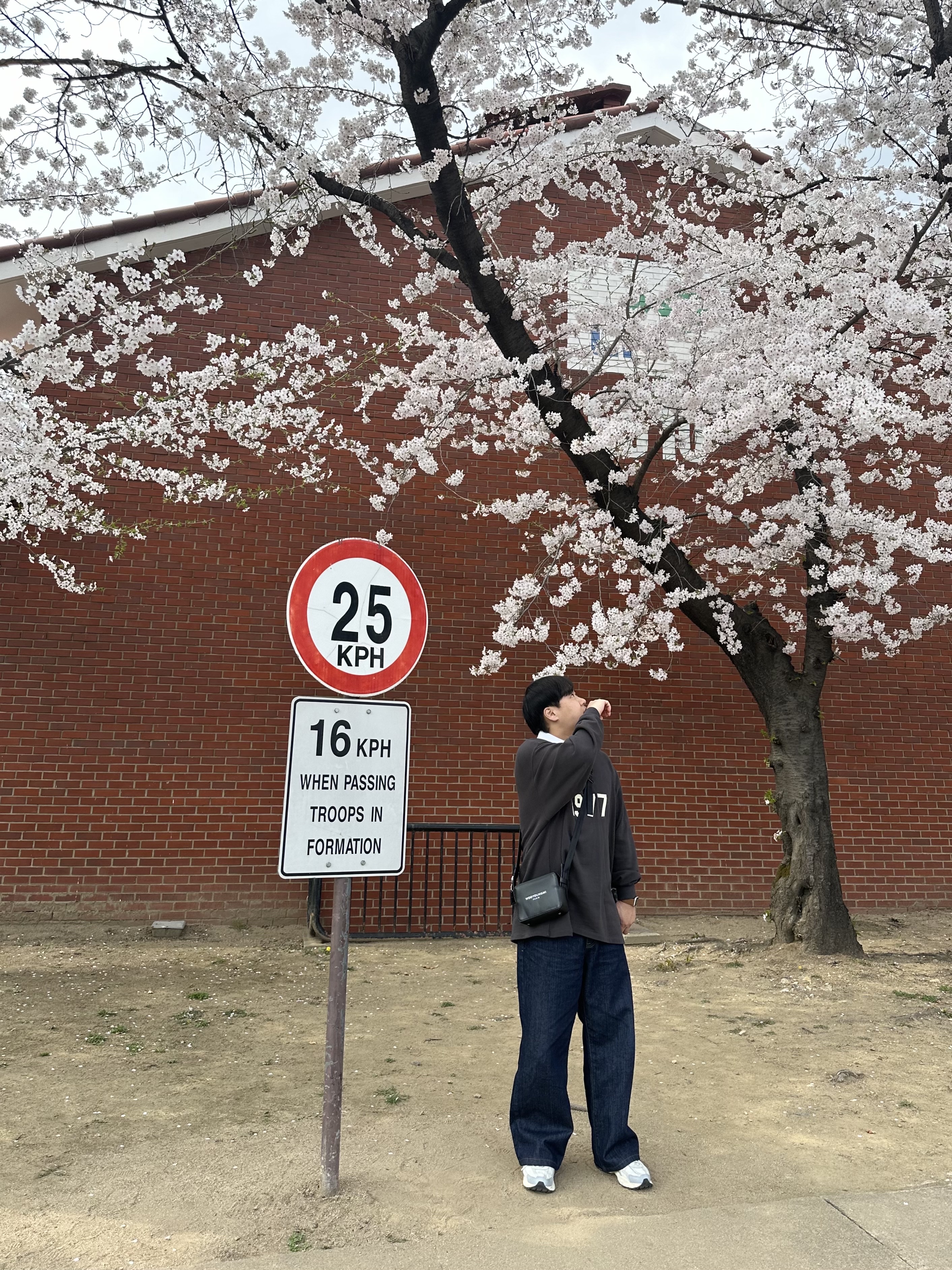 Essentials 1977 Rugby Long Sleeve Polo Iron - 22SS, Wooyoungmi Square Mini Bag Black 착용 스타일 - 1