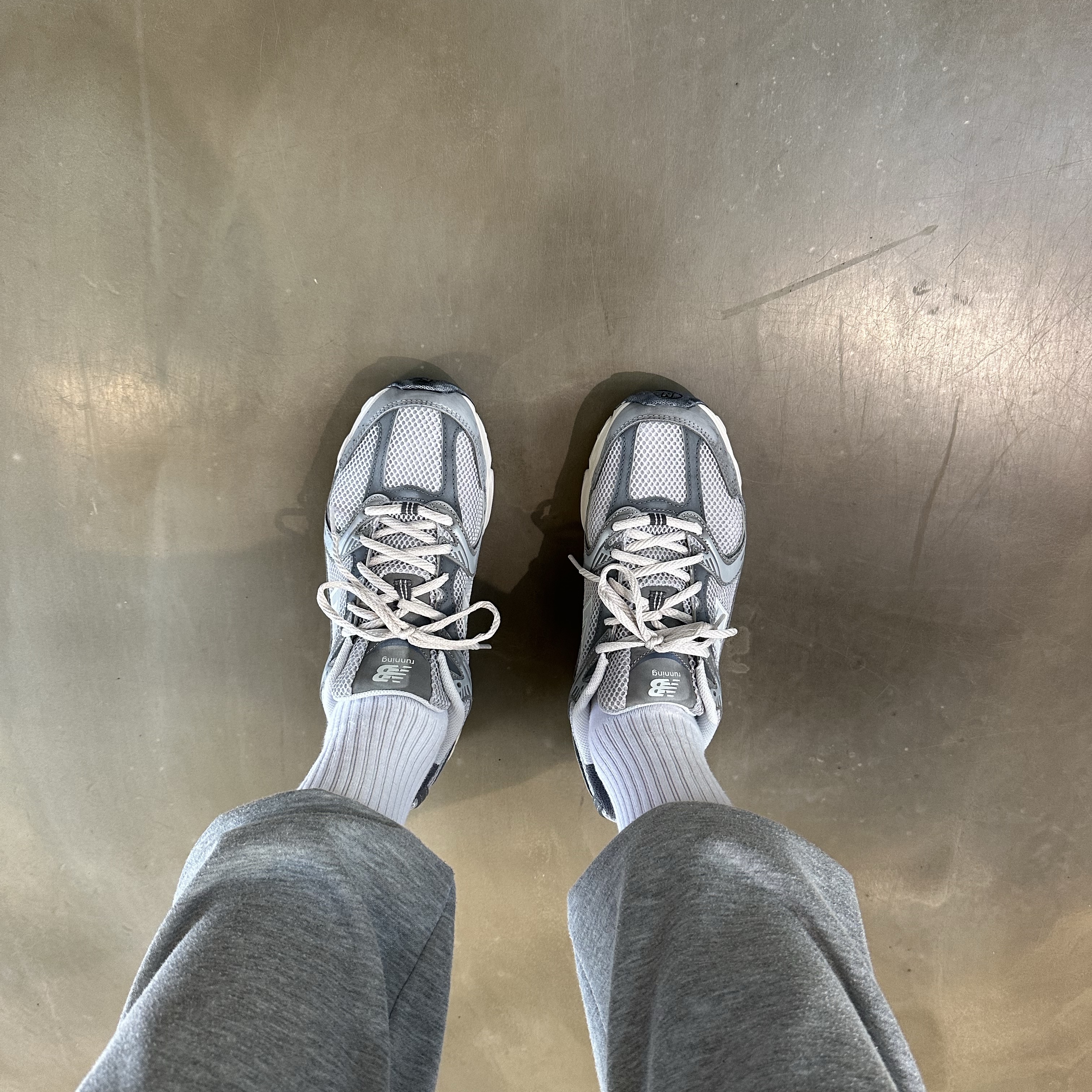 New Balance 530 Premium Vintage Grey Matter 착용 스타일