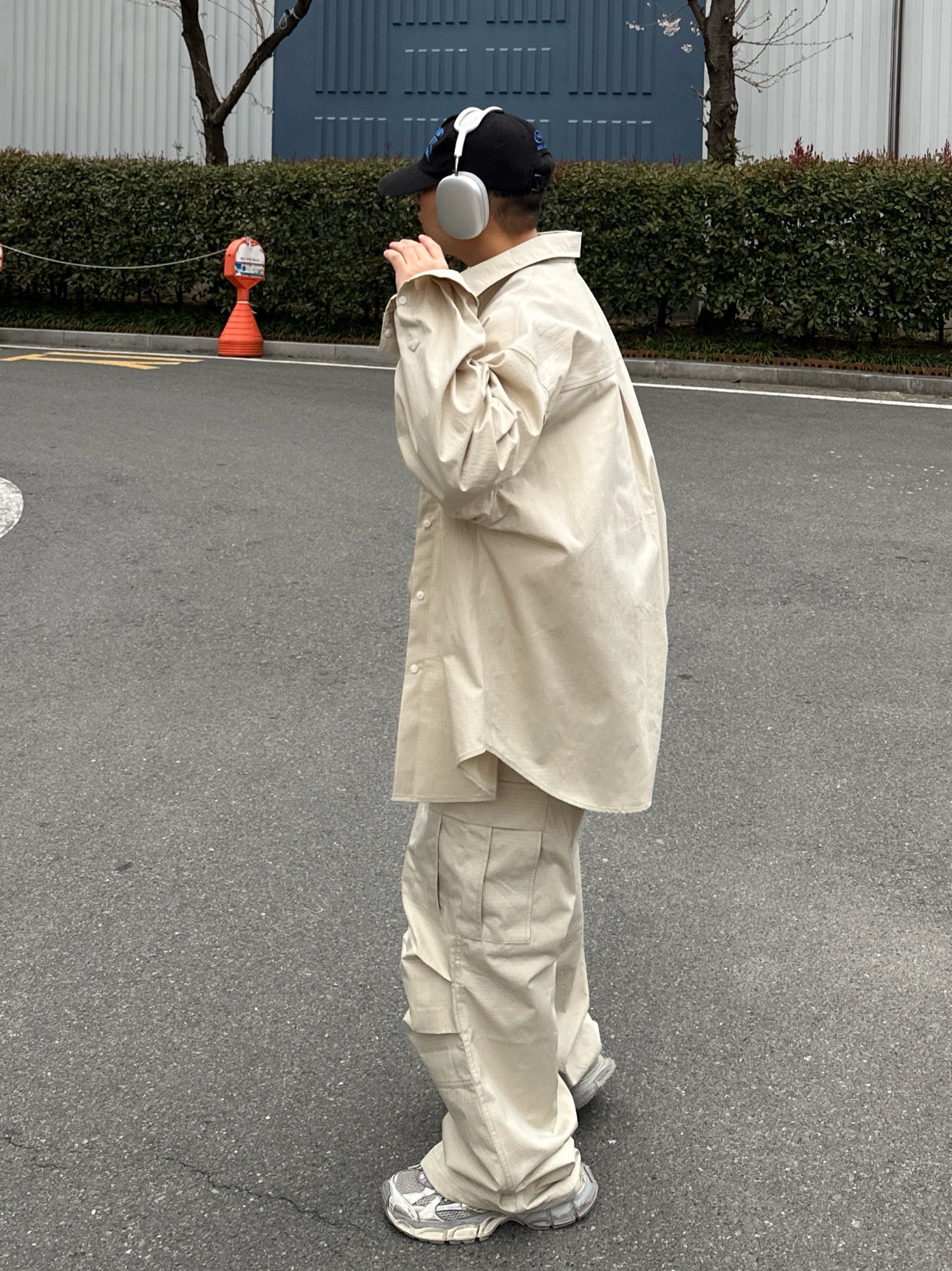Balenciaga 3XL Sneakers Light Beige, Apple AirPods Max Lightning Silver (Korean Ver.) 착용 스타일 - 1