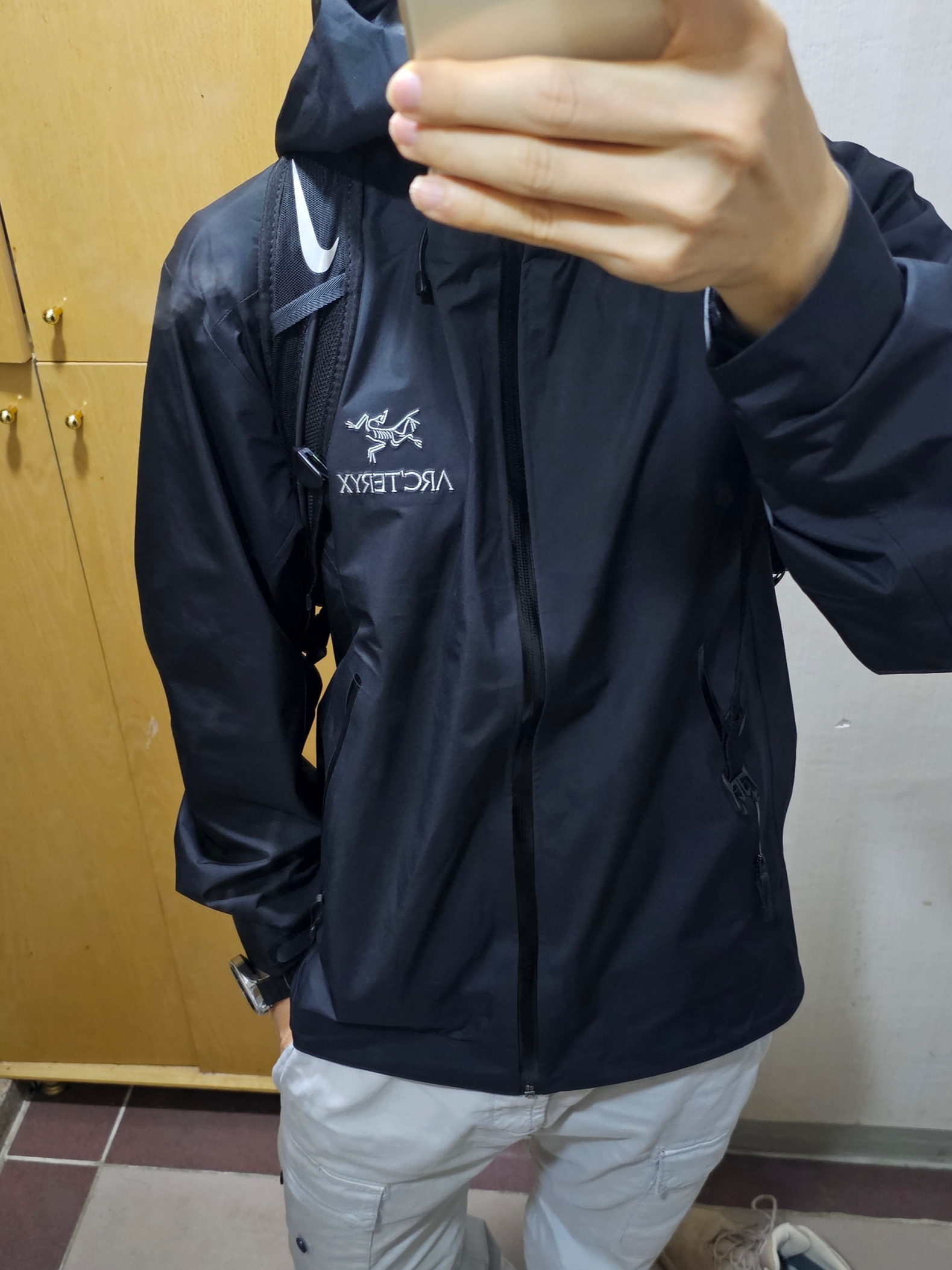 Arc'teryx Beta LT Jacket Black 착용 스타일 - 2