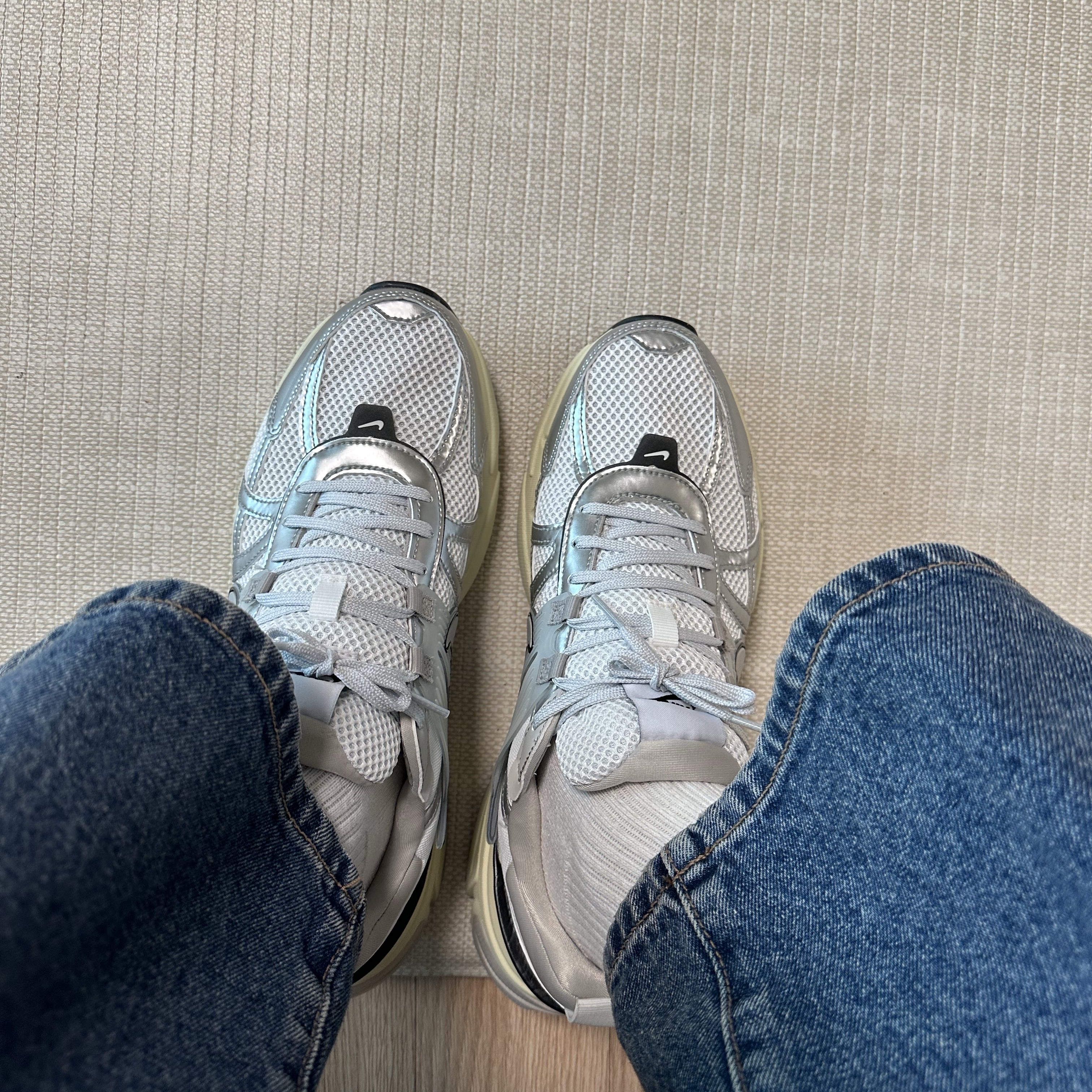 Nike V2K Run Summit White Metallic Silver 착용 스타일