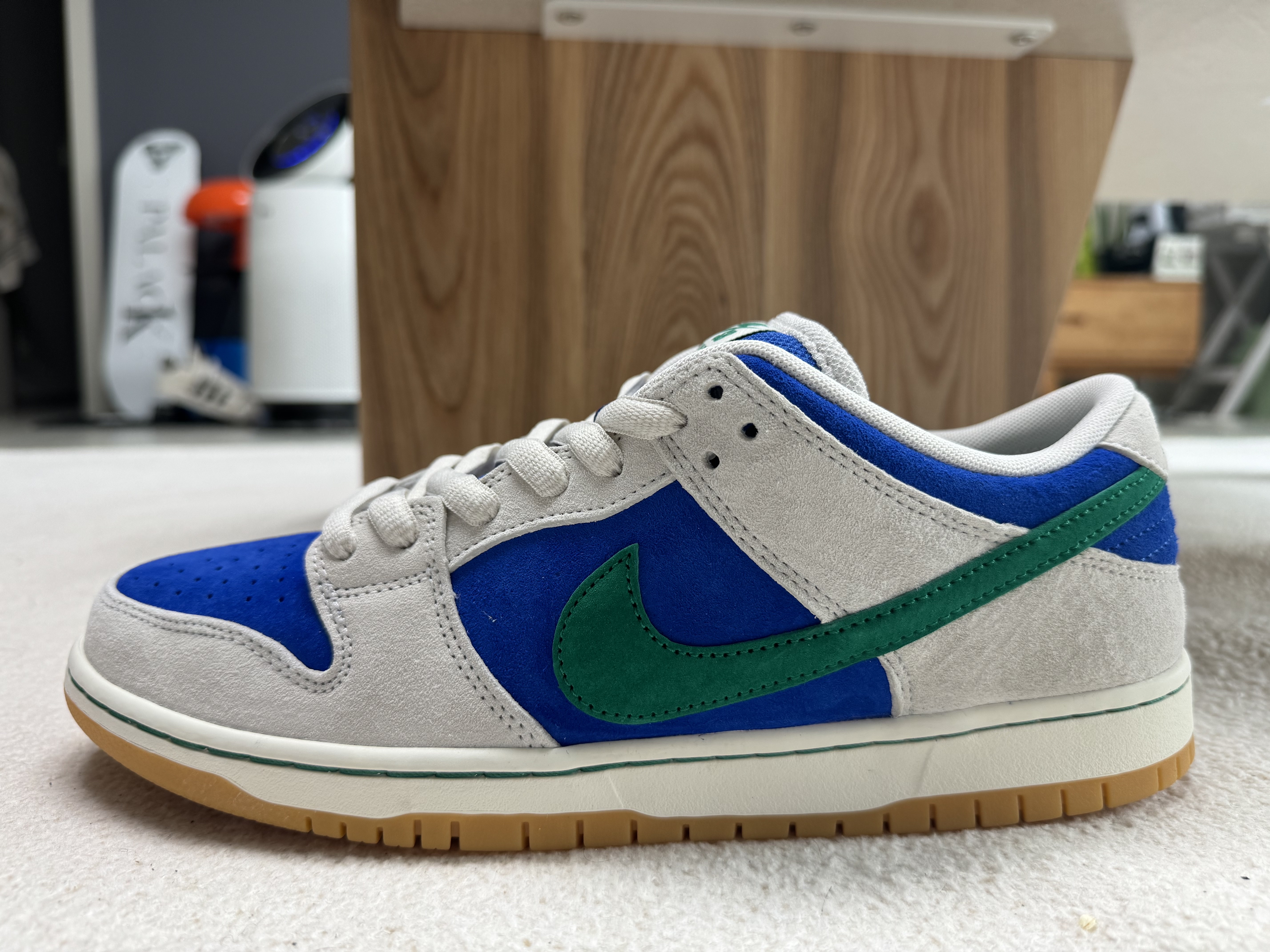 Nike SB Dunk Low Pro Phantom and Hyper Royal 착용 스타일 - 2