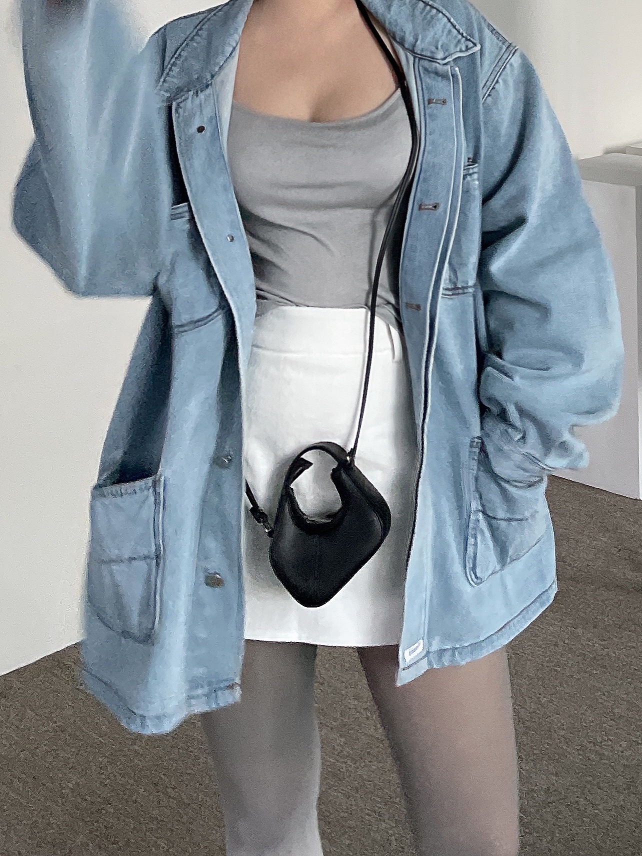 STUDIOTABLE Crepe Mini Bag Black, Matin Kim Logo Jacquard Short Beanie Grey 착용 스타일 - 3