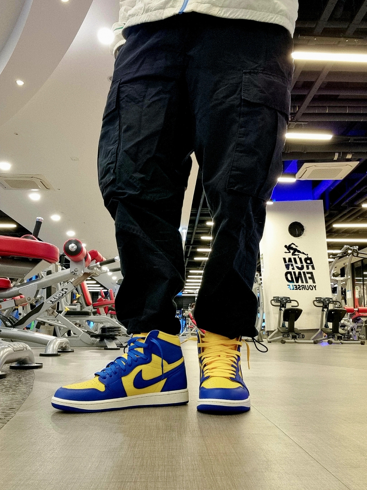 (W) Jordan 1 Retro High OG Game Royal and Varsity Maize 착용 스타일 - 1