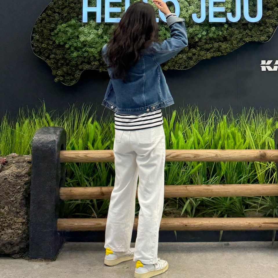 (W) Autry Medalist Low Leather Sneakers White Yellow 착용 스타일 - 1