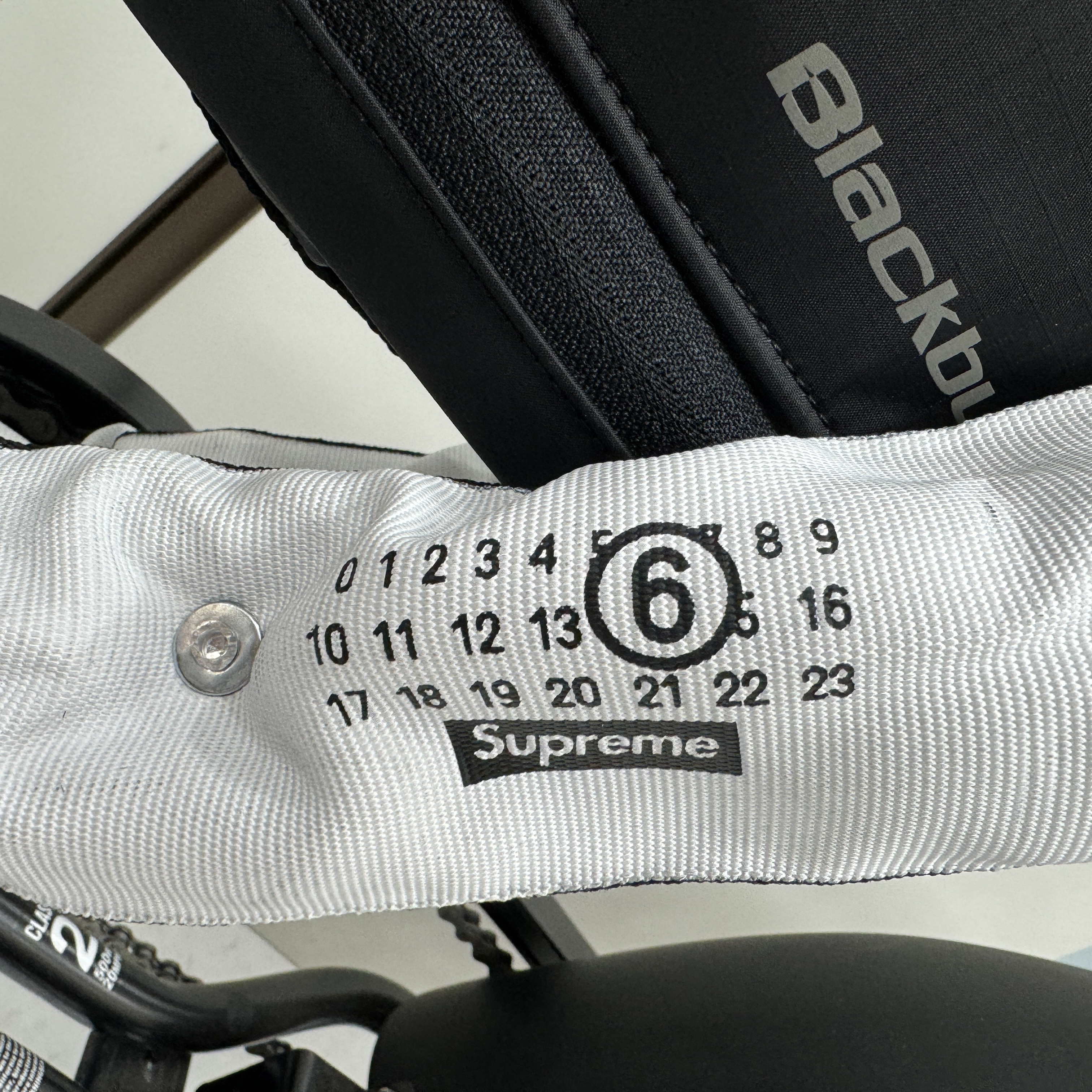 Supreme x MM6 Maison Margiela x Kryptonite Chain + Disc Lock White - 24SS 착용 스타일 - 2