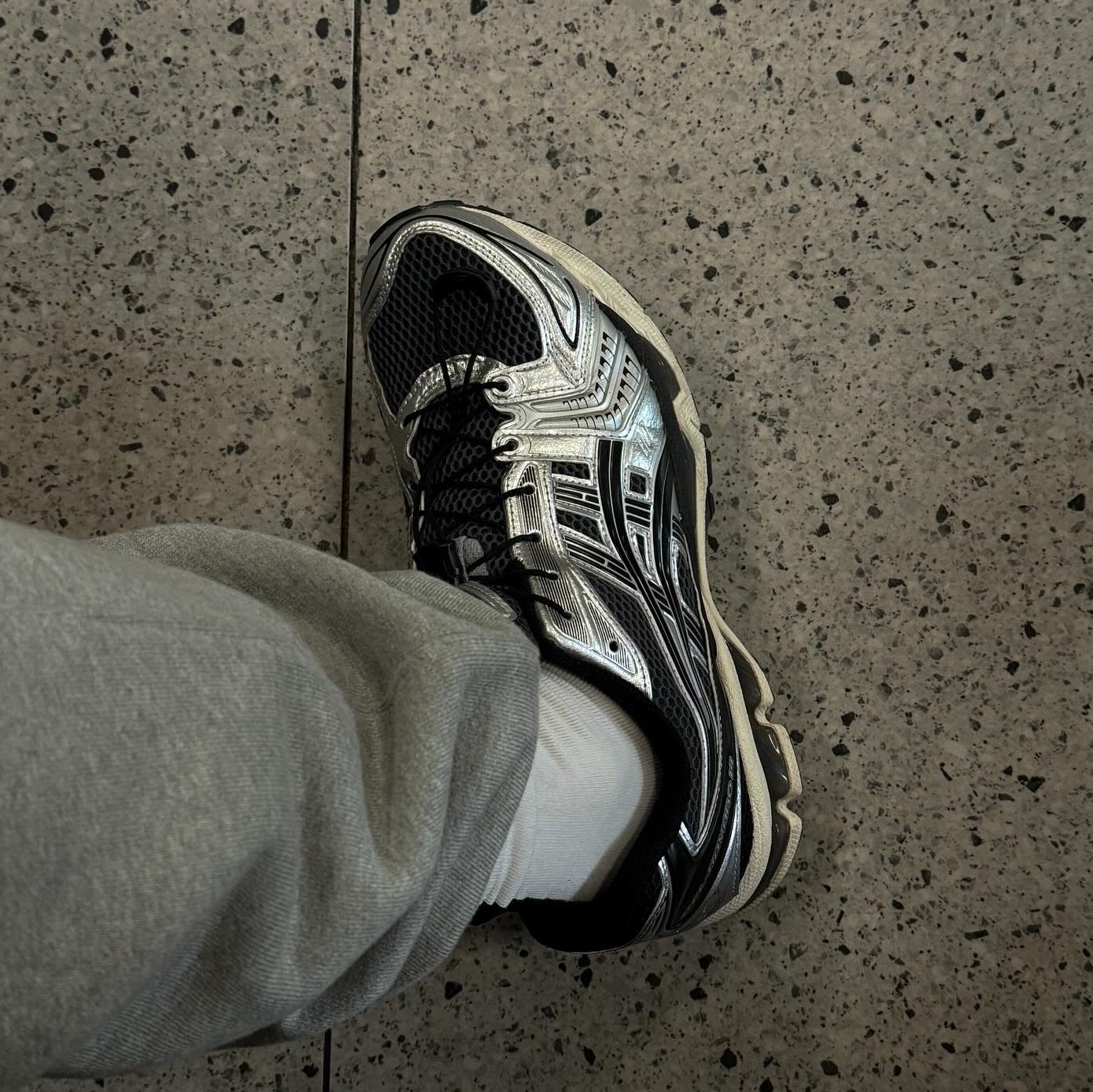 Asics Unlimited Gel-Kayano 14 Carrier Grey Black 착용 스타일 - 2