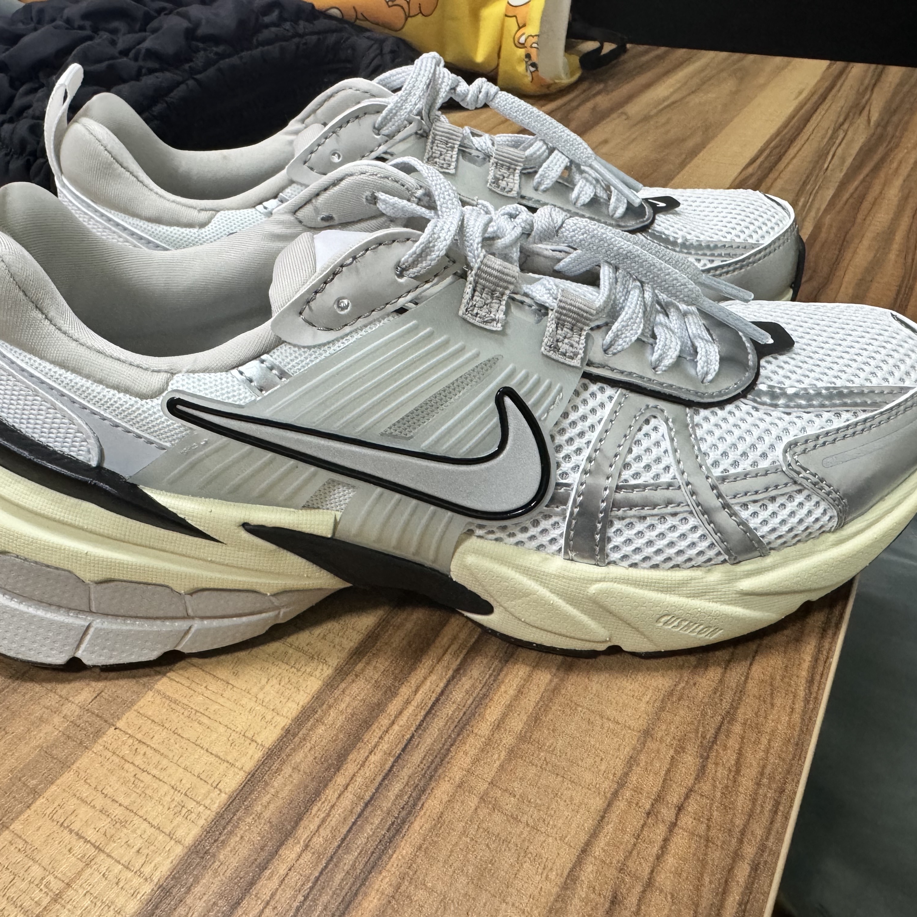Nike V2K Run Summit White Metallic Silver 착용 스타일 - 3
