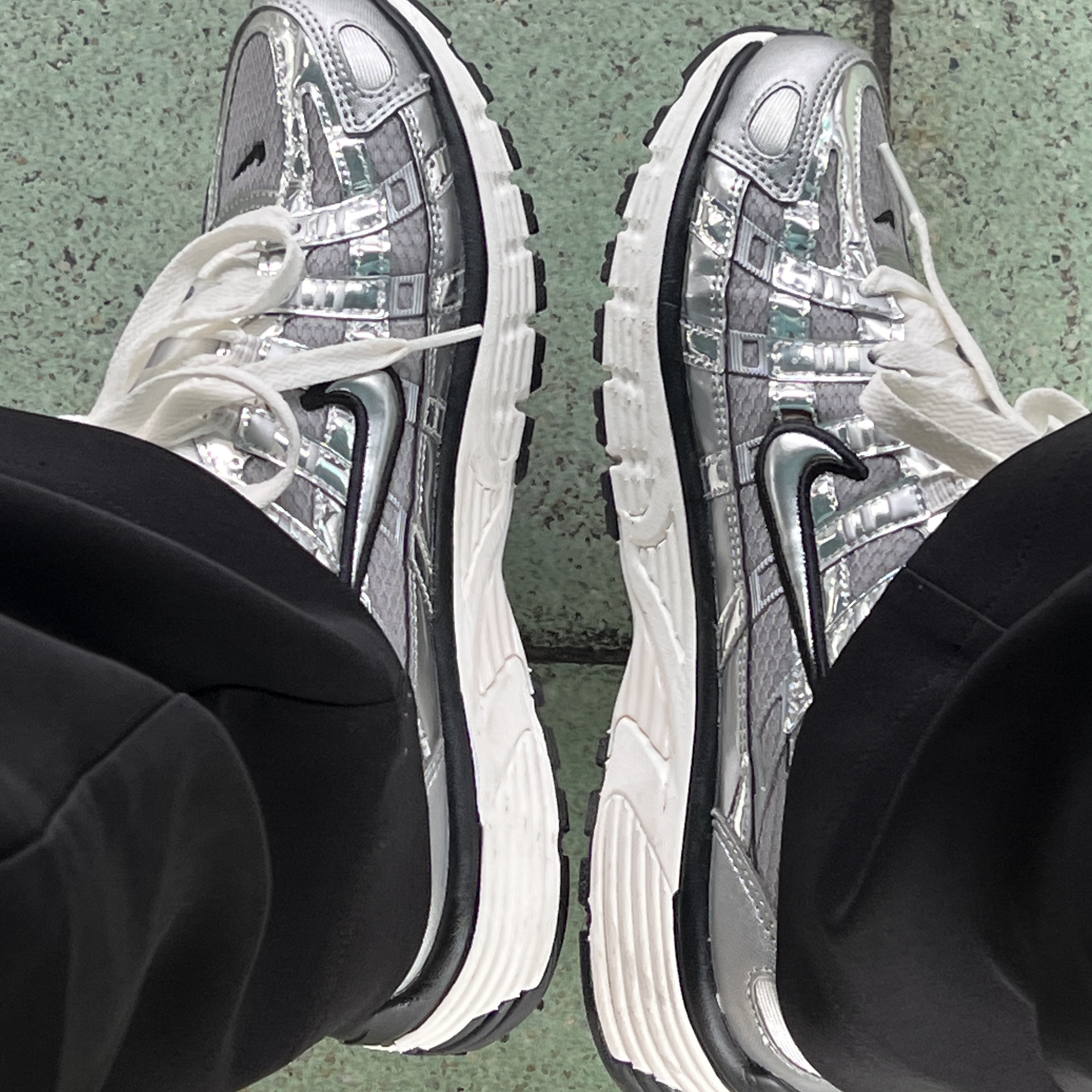 Nike P-6000 Metallic Silver 착용 스타일